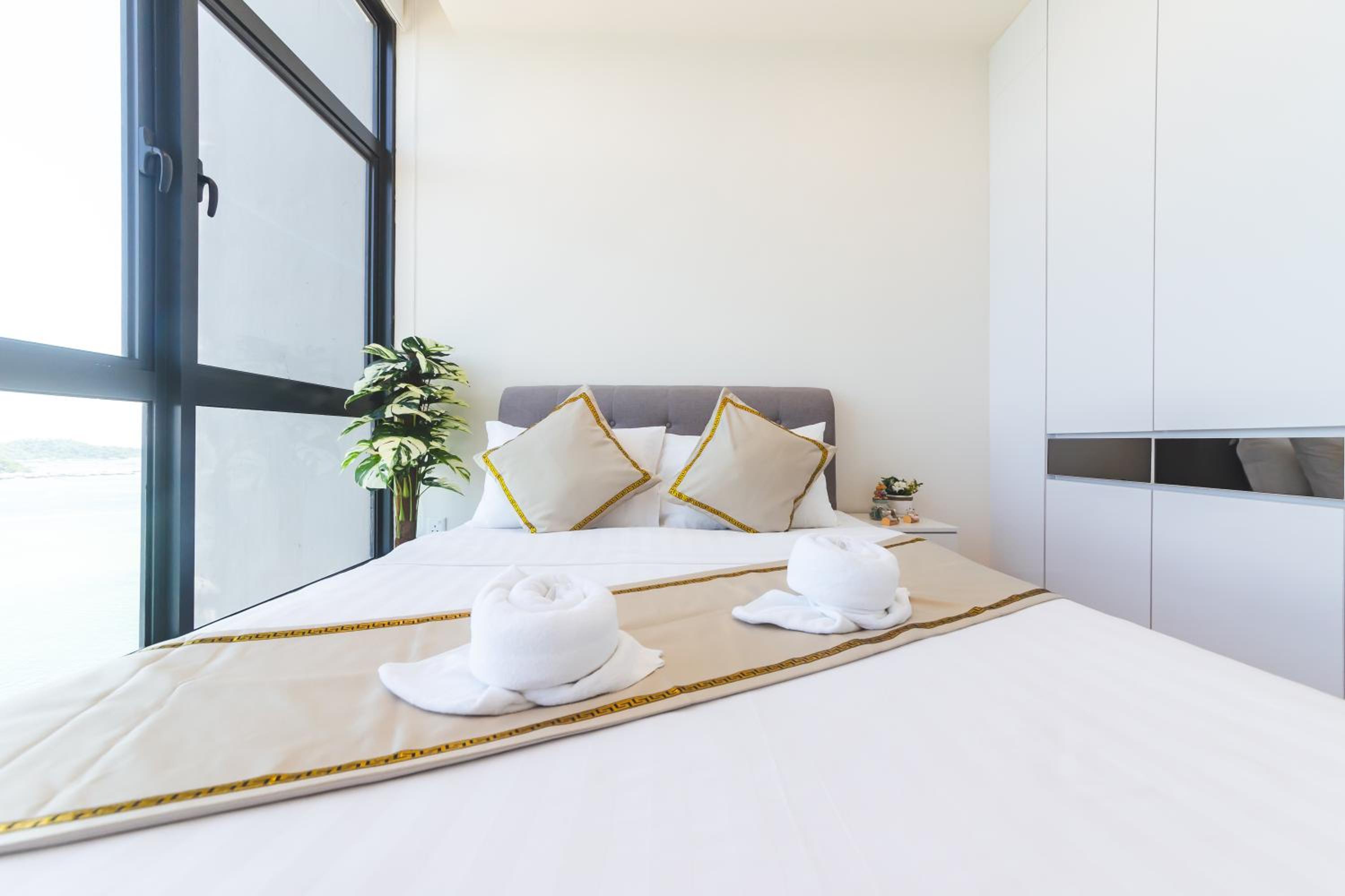 Deluxe Suite with Sea View - Photo 4