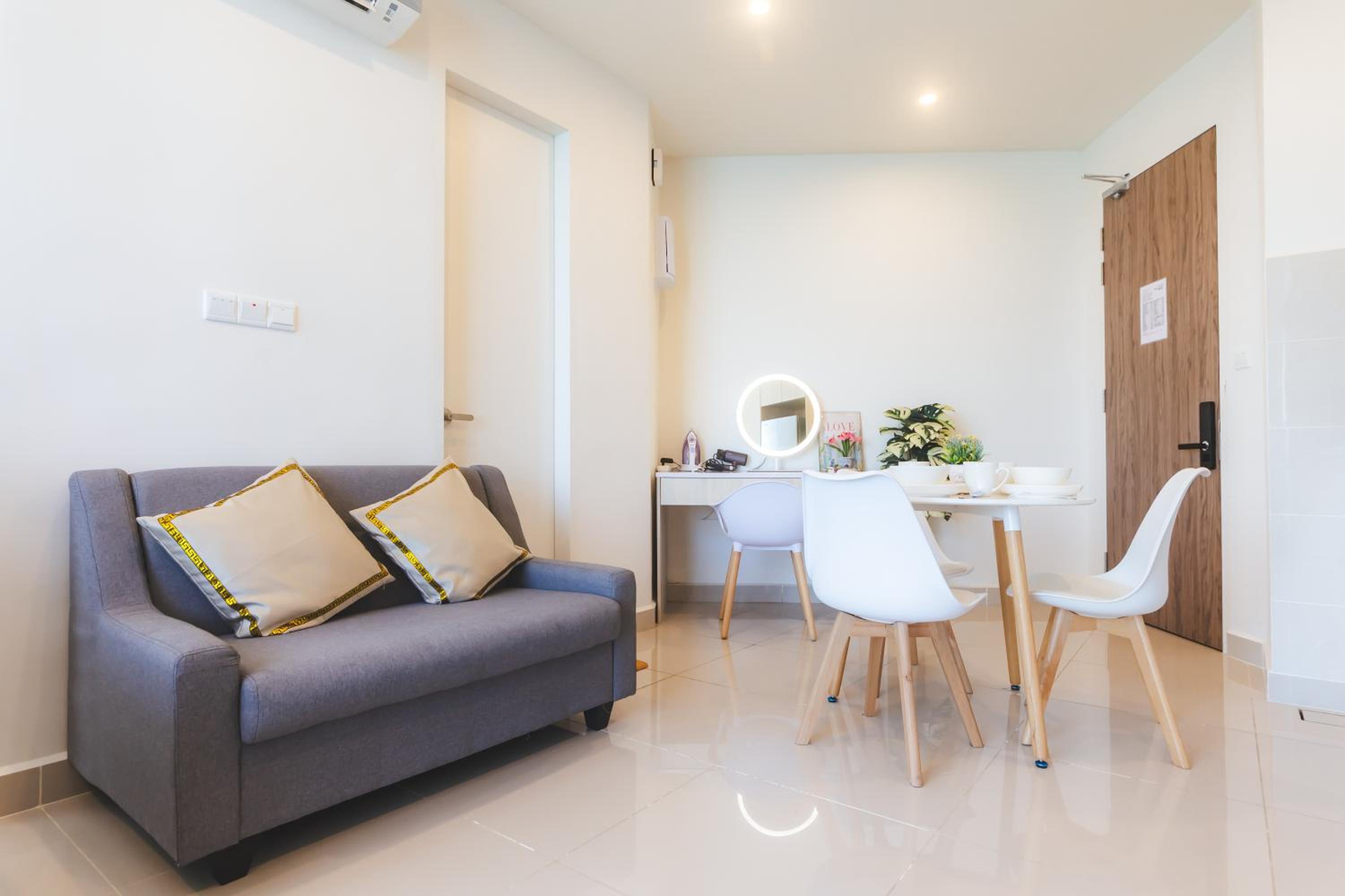 Deluxe Suite with Sea View - Photo 14
