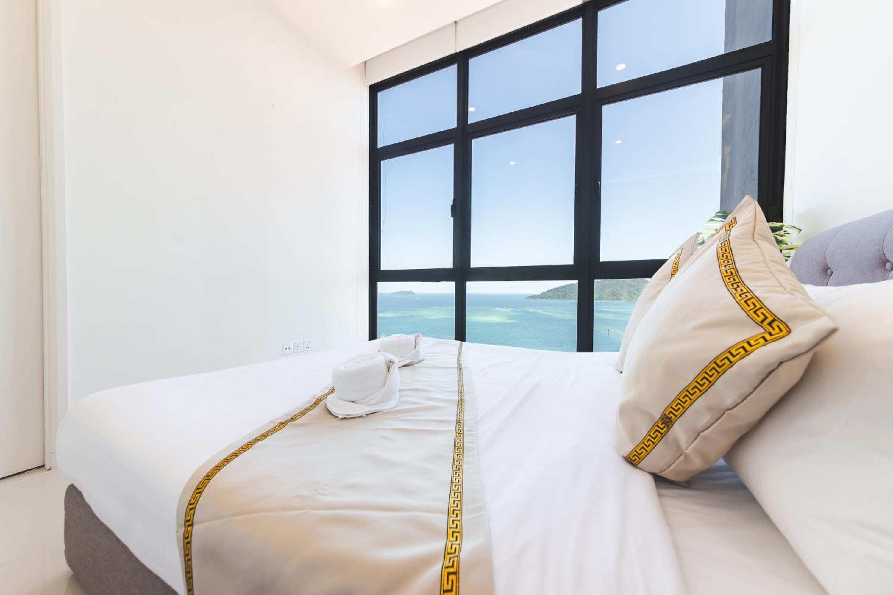 Deluxe Suite with Sea View - Photo 3