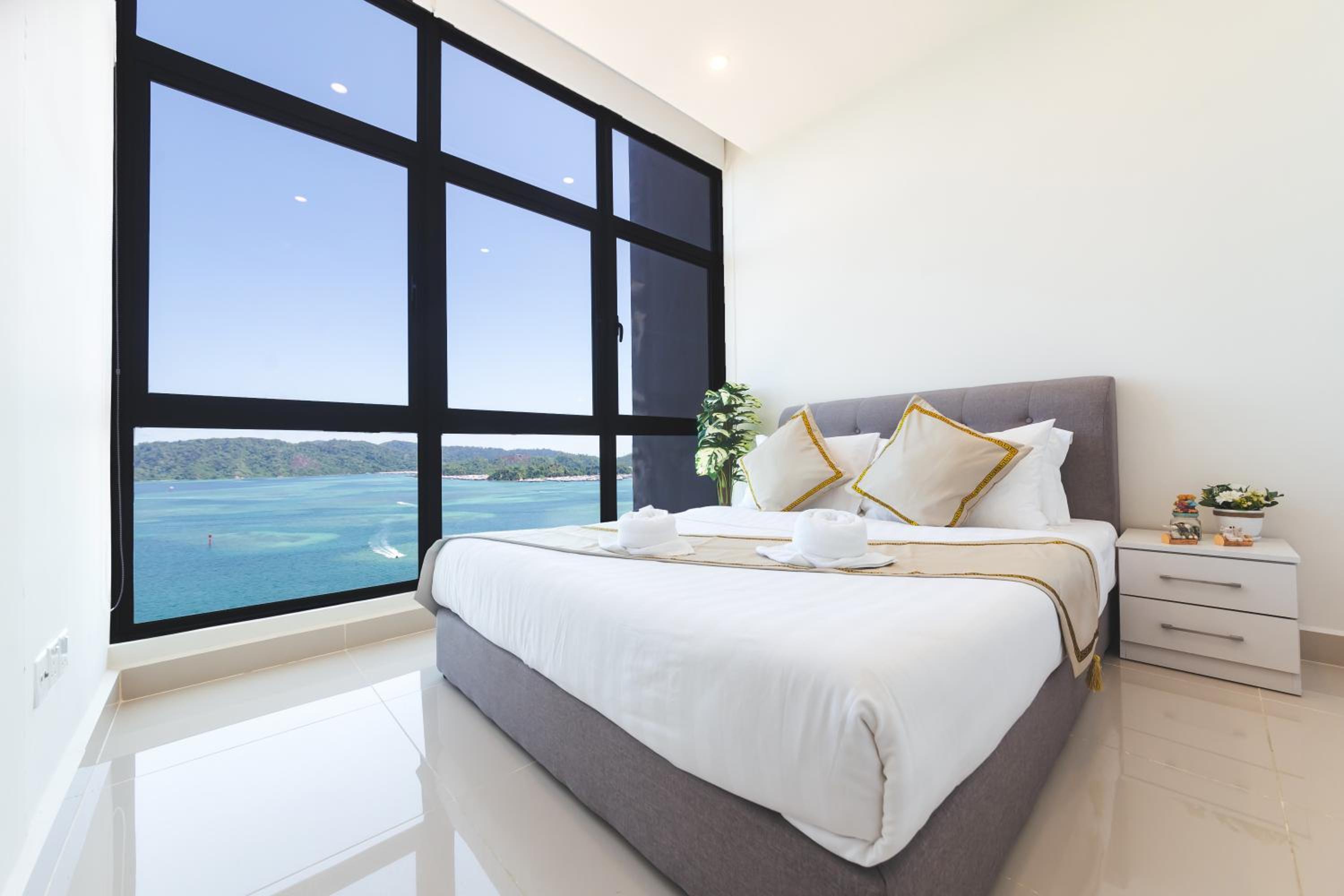 Deluxe Suite with Sea View - Photo 2
