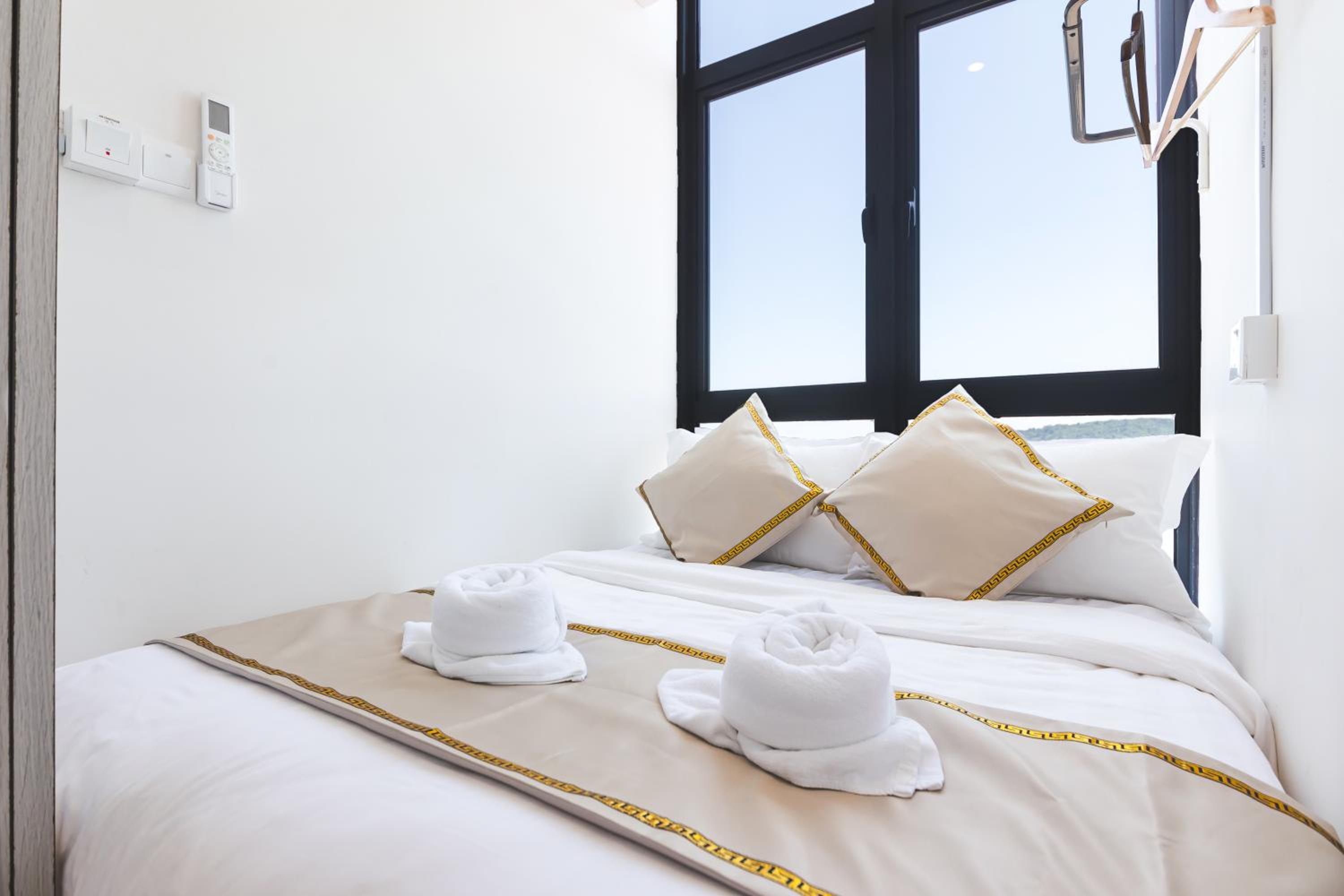 Deluxe Suite with Sea View - Photo 6