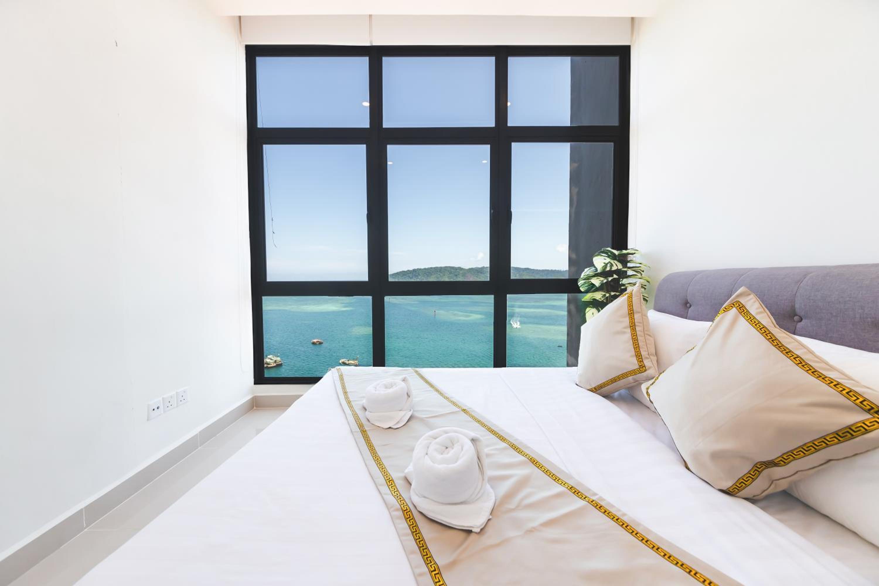 Deluxe Suite with Sea View - Photo 1
