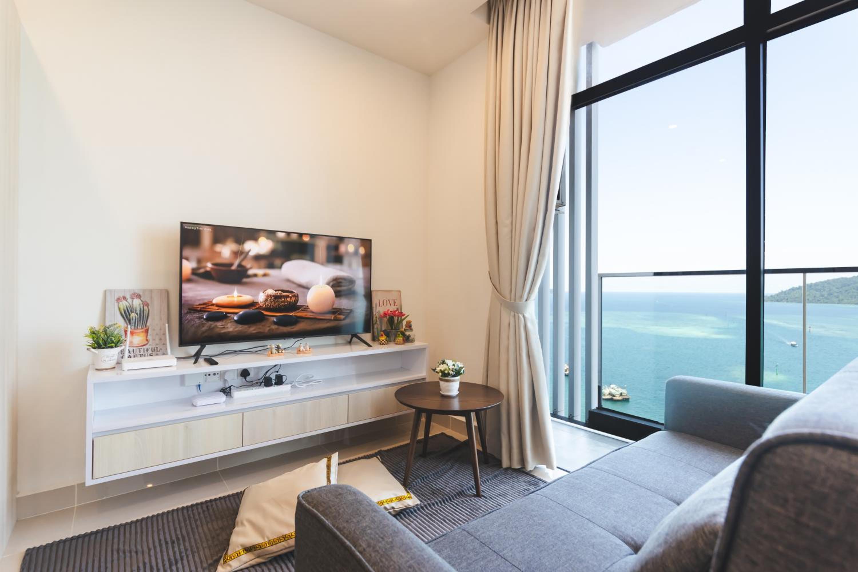 Deluxe Suite with Sea View - Photo 9