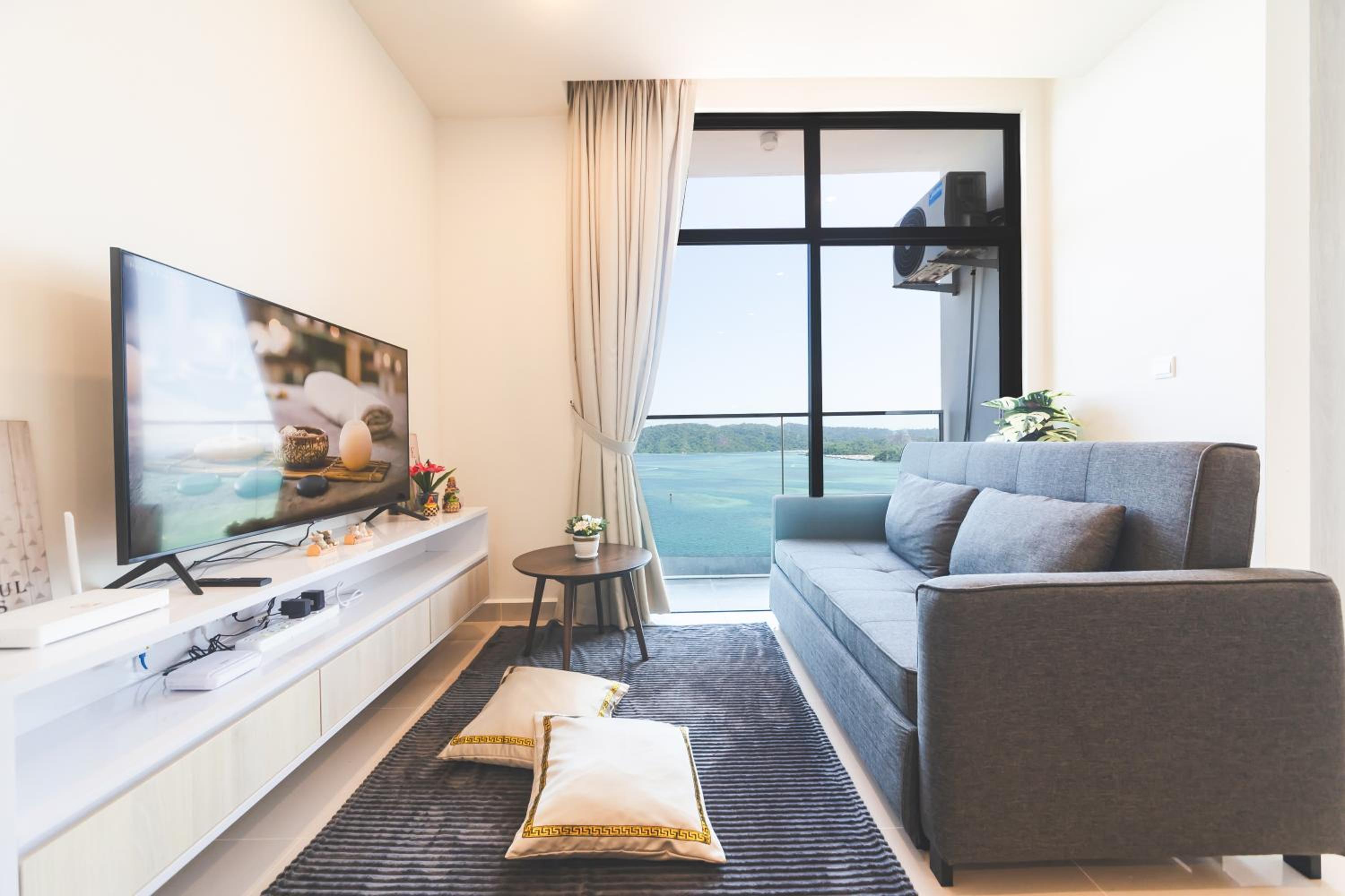 Deluxe Suite with Sea View - Photo 11