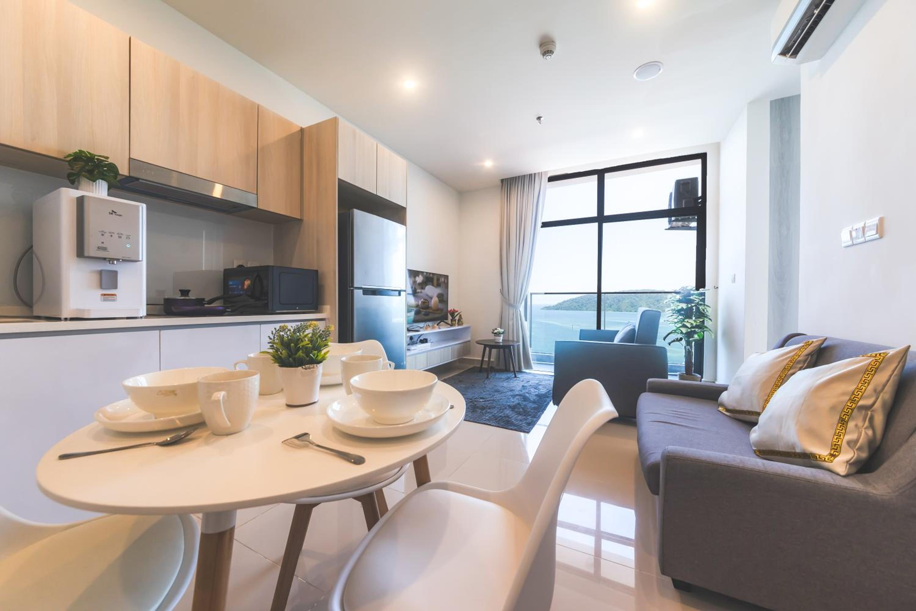Deluxe Suite with Sea View - Photo 12