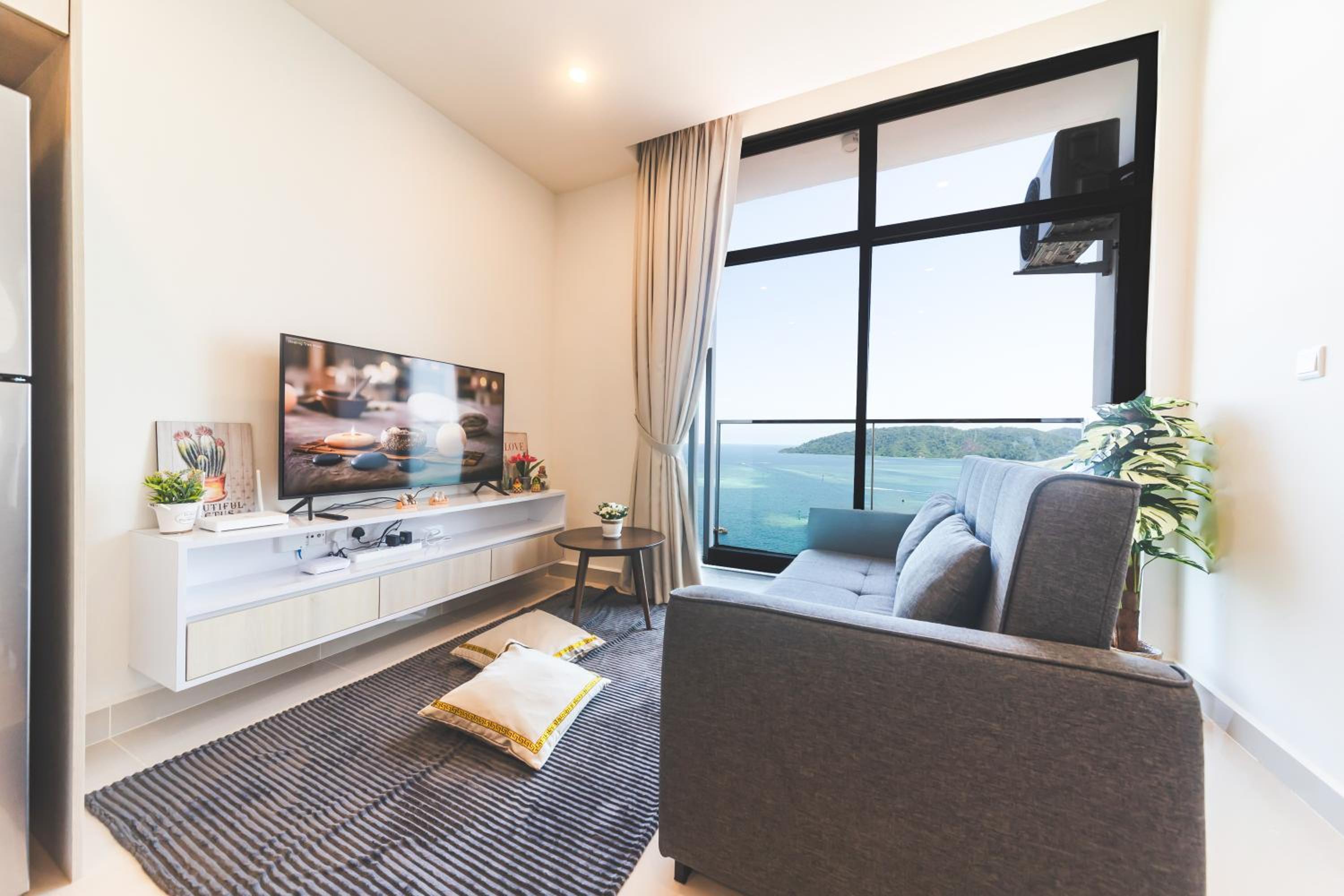 Deluxe Suite with Sea View - Photo 10