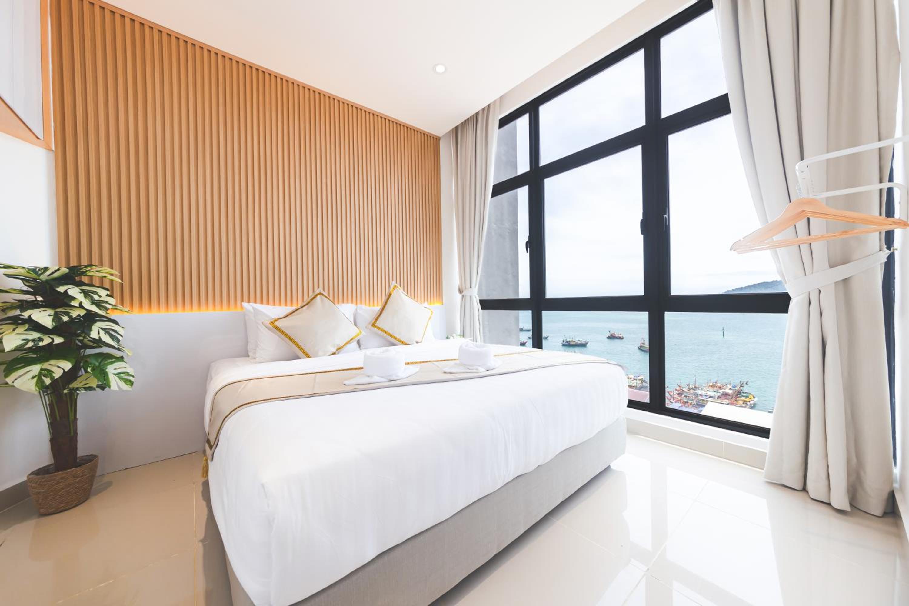 Deluxe Suite with Sea View