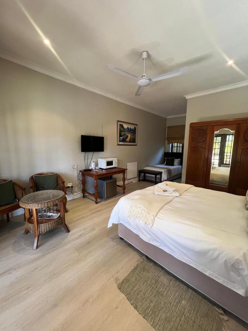 Queen Room with Pool View - Photo 1
