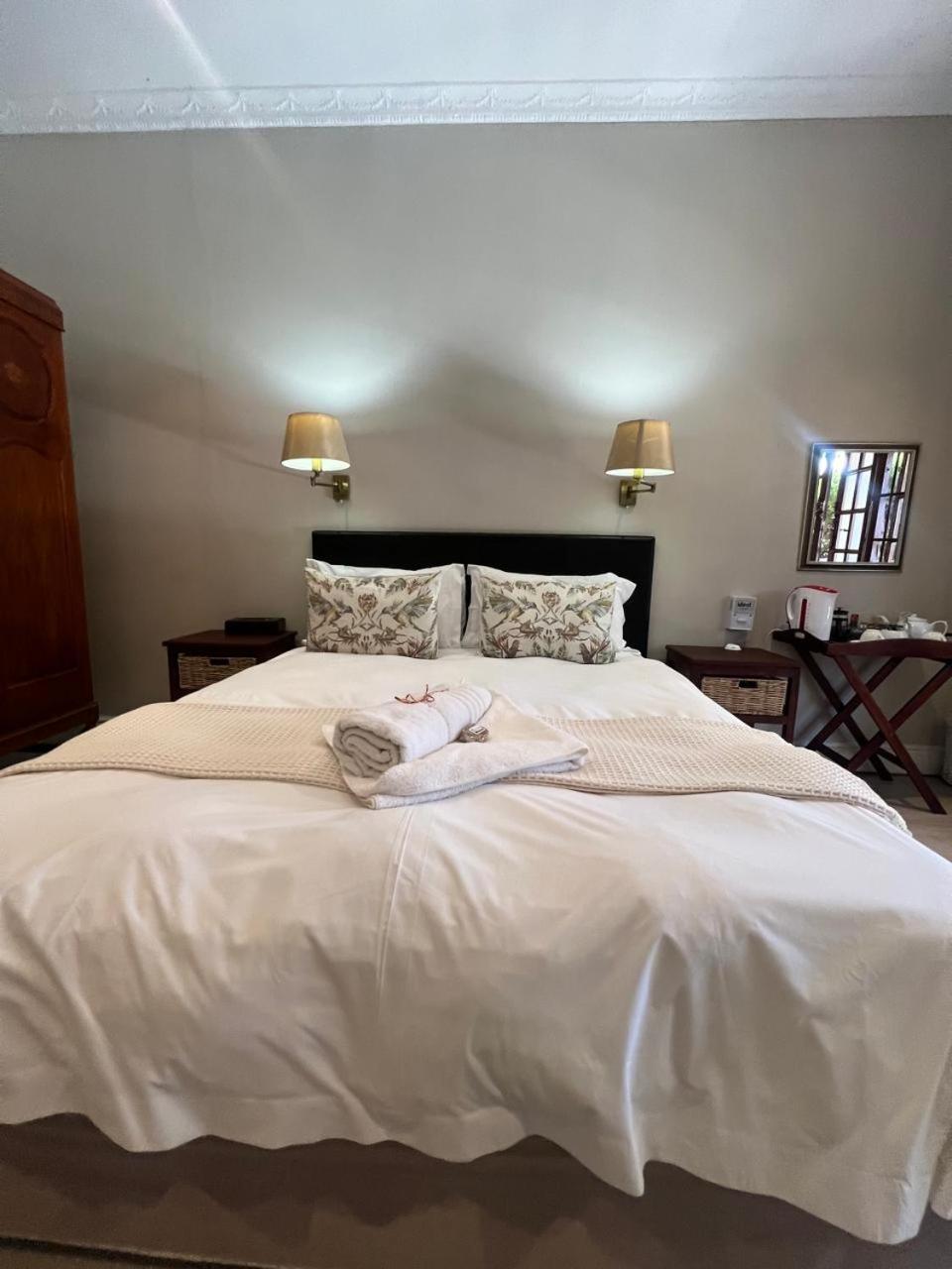 Queen Room with Pool View - Photo 4