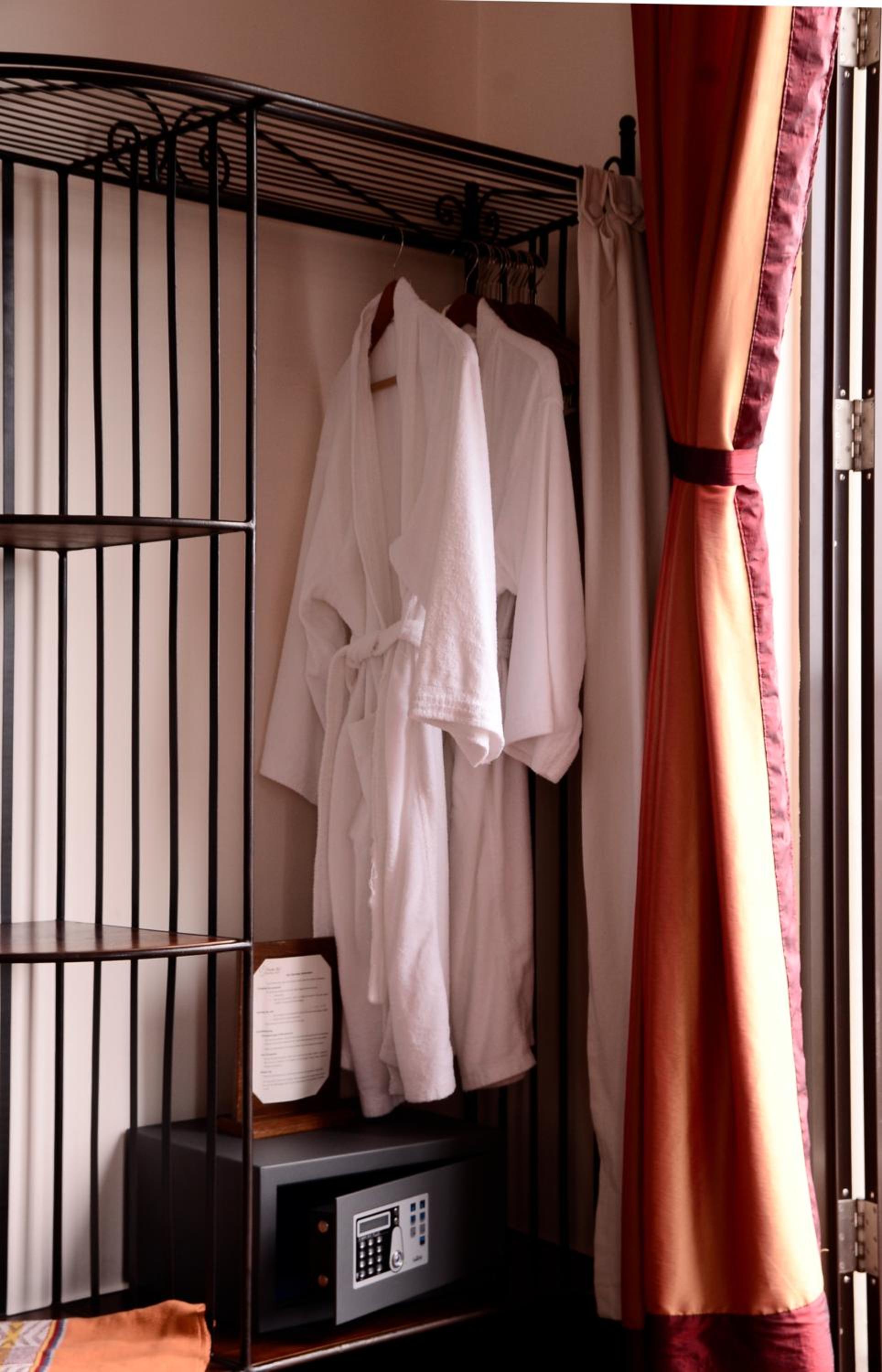 Suite with Balcony - Photo 3