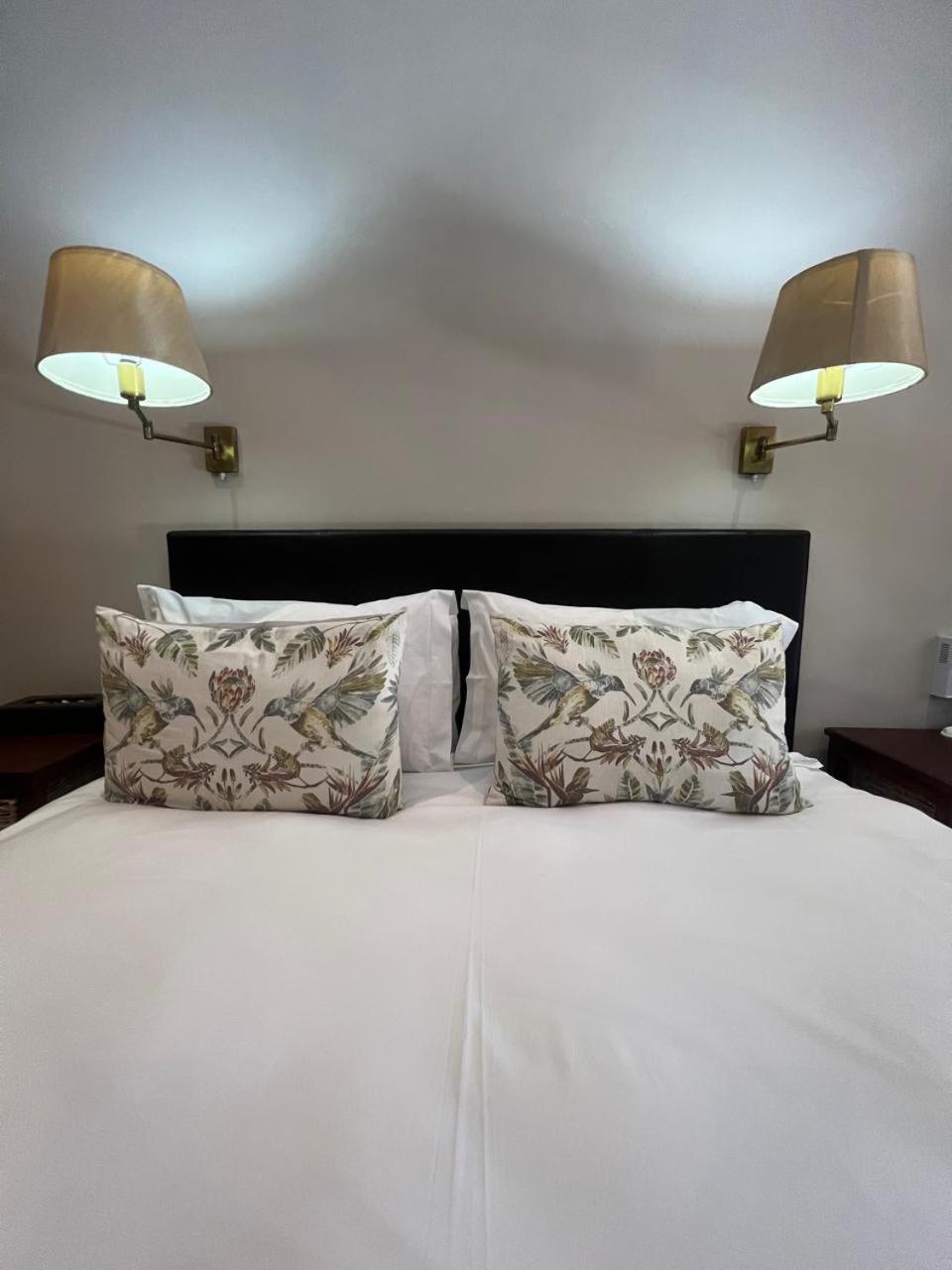 Queen Room with Pool View - Photo 3