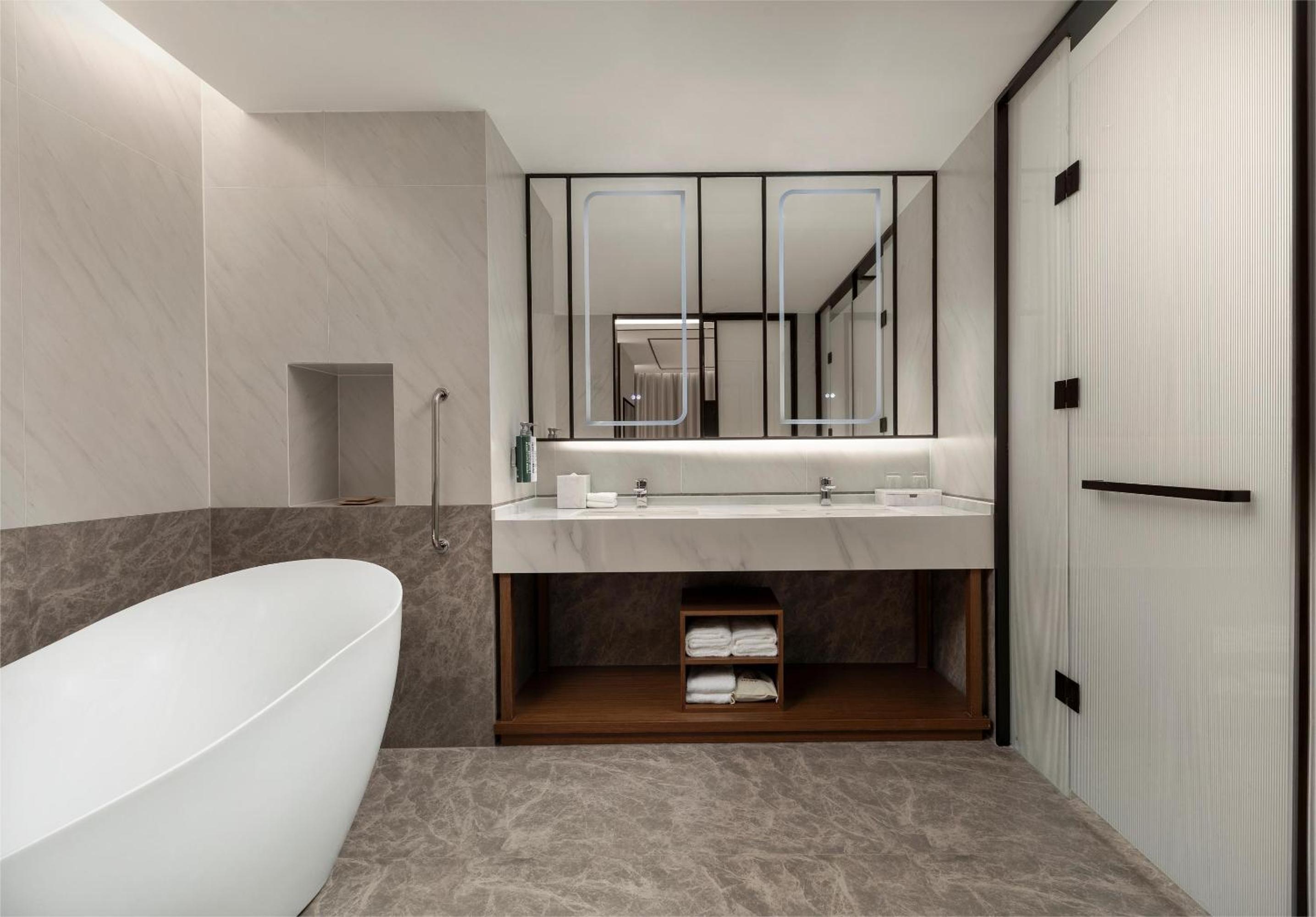 Deluxe King Suite with Bath Tub