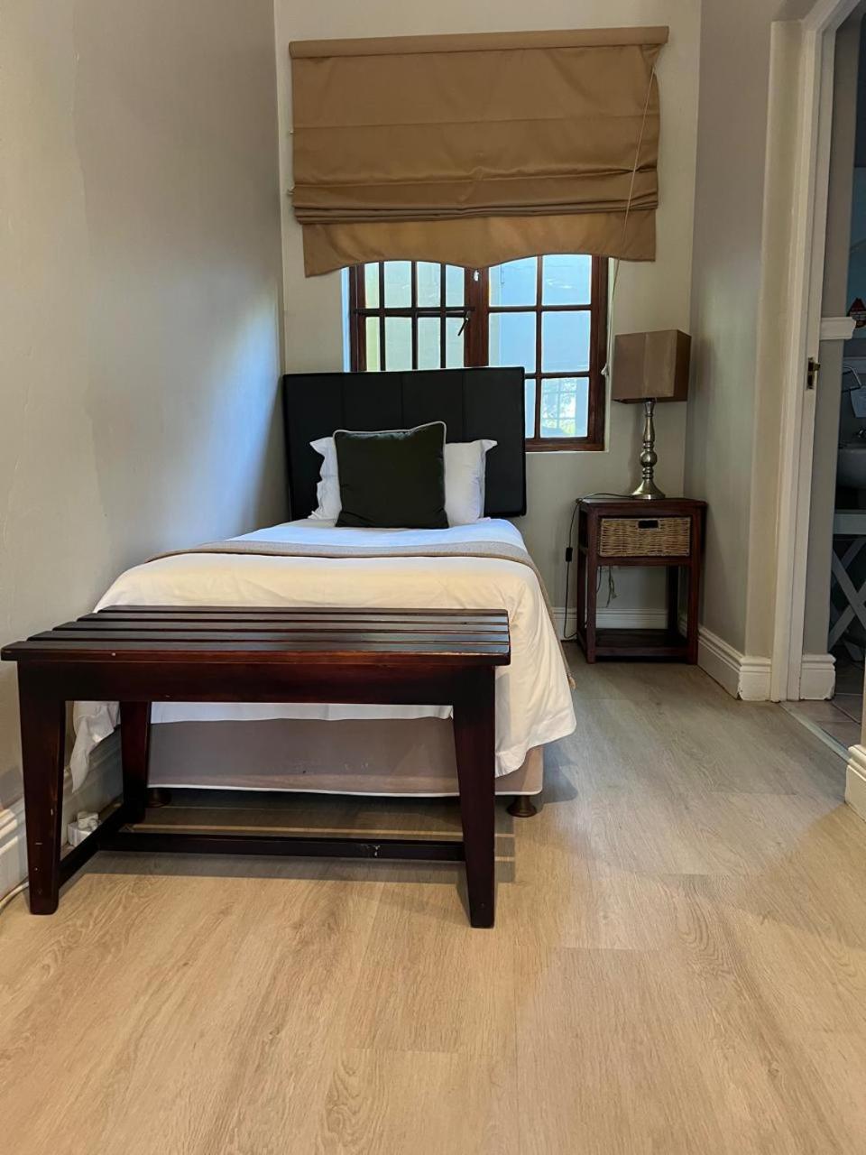 Queen Room with Pool View - Photo 2
