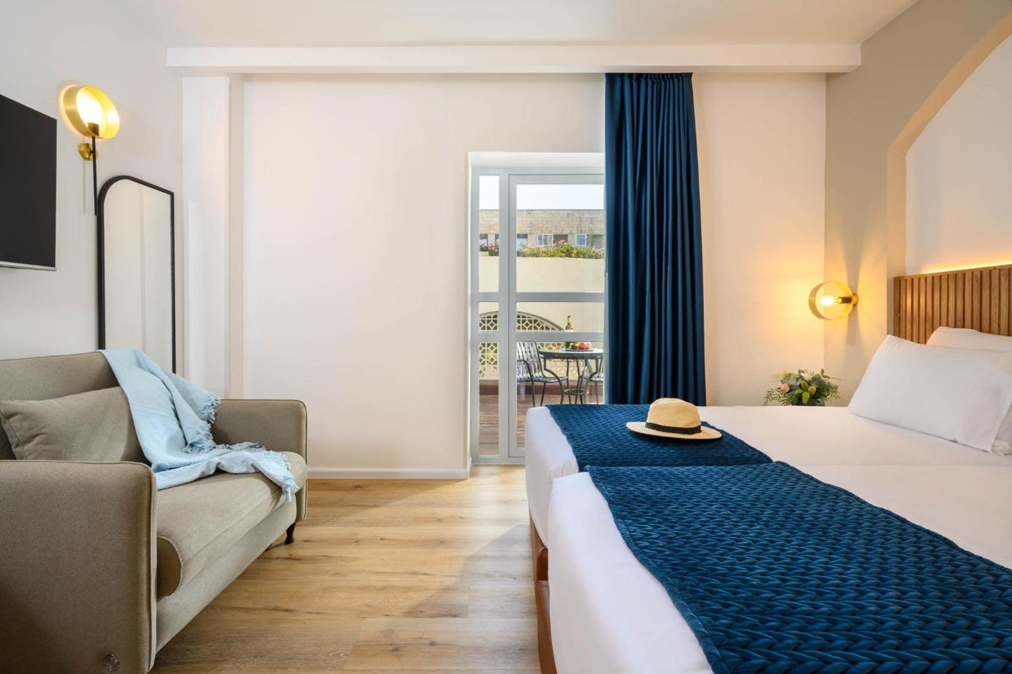 Deluxe Twin Room with Balcony photo 2