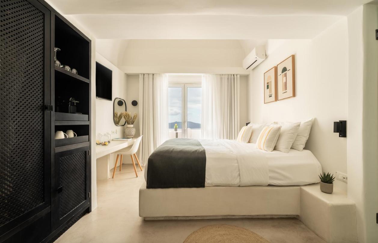Deluxe Quadruple Room with Caldera View