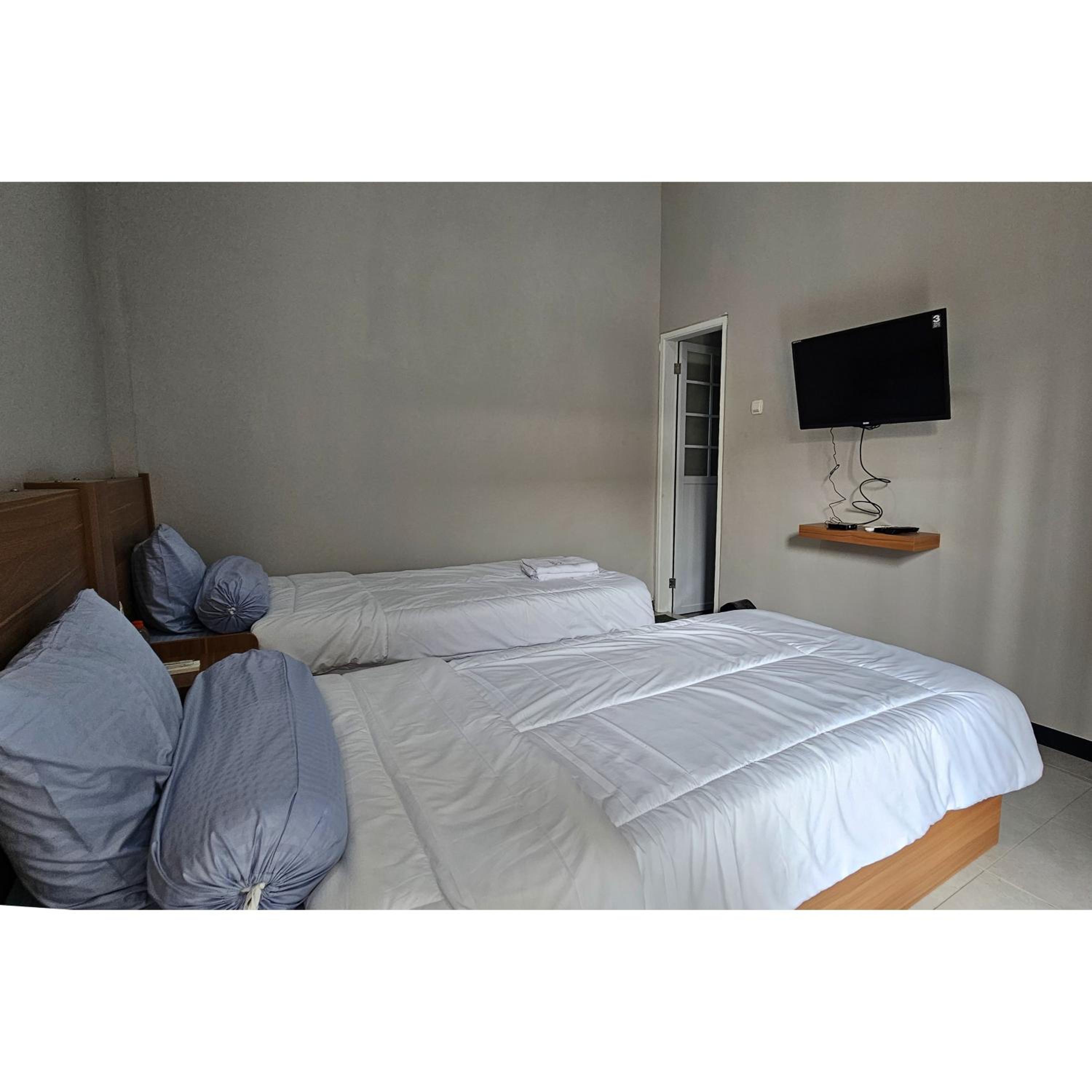 Standard Twin Room - Photo 9