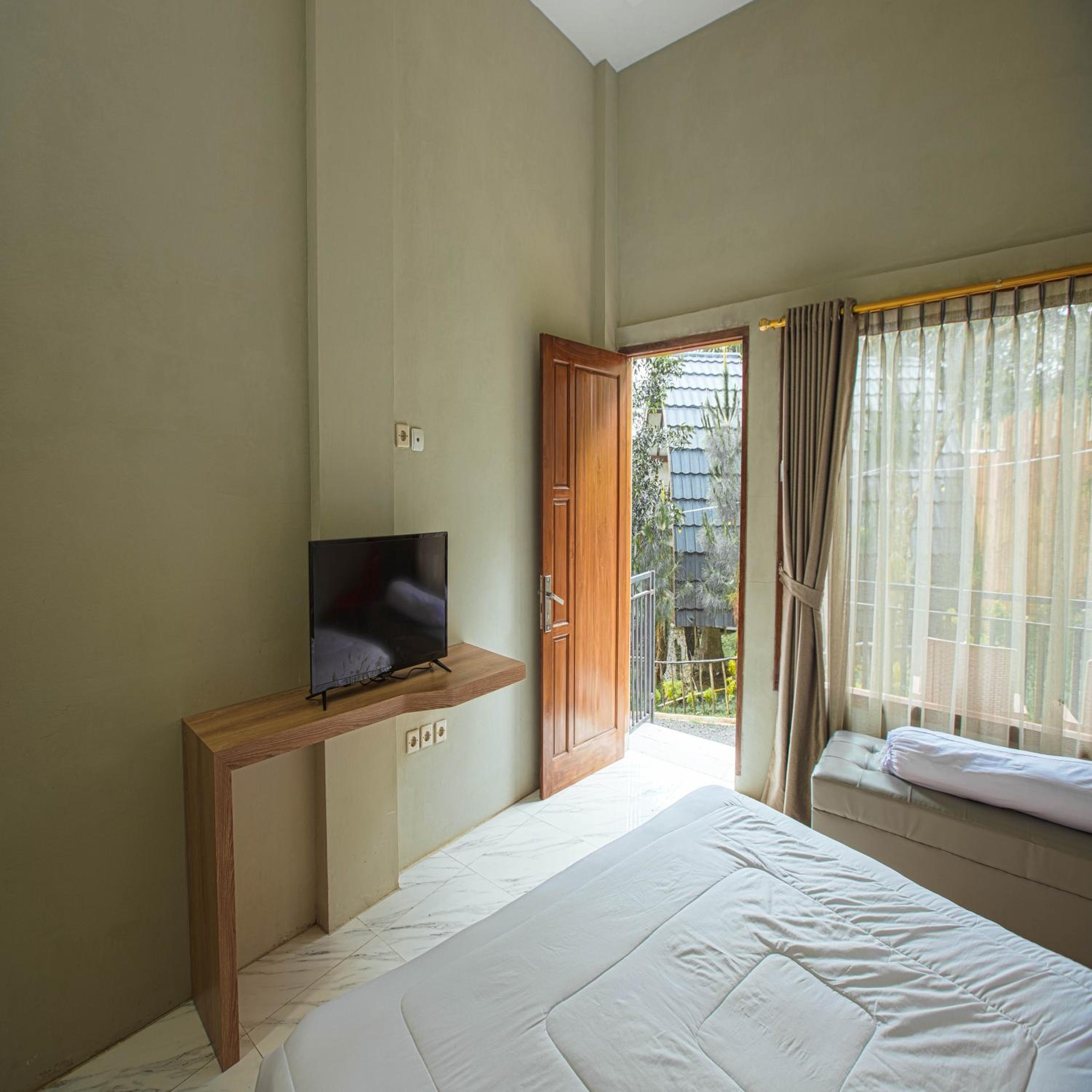 Standard Double Room - Photo 9