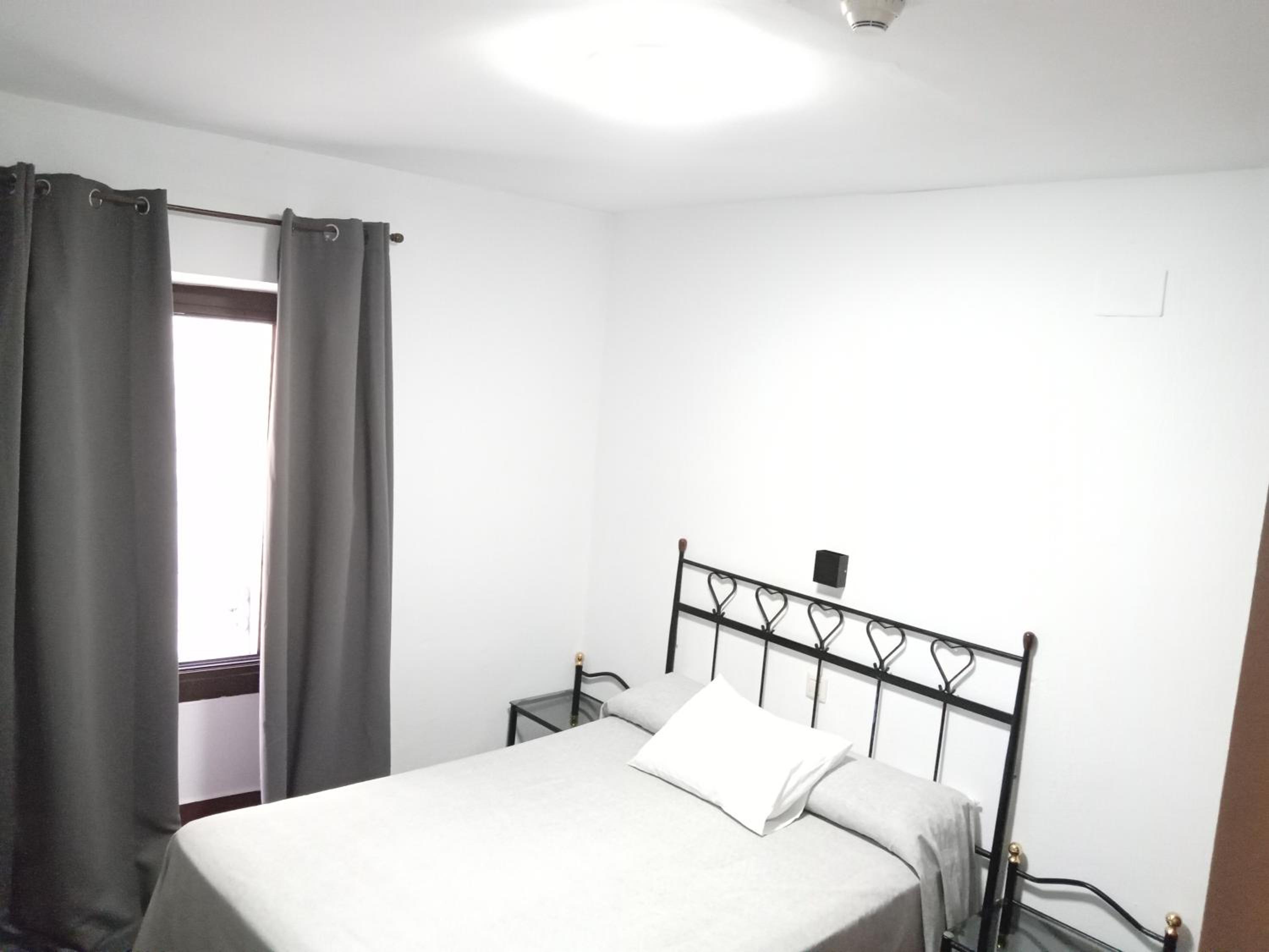 Budget Double Room - Photo 2