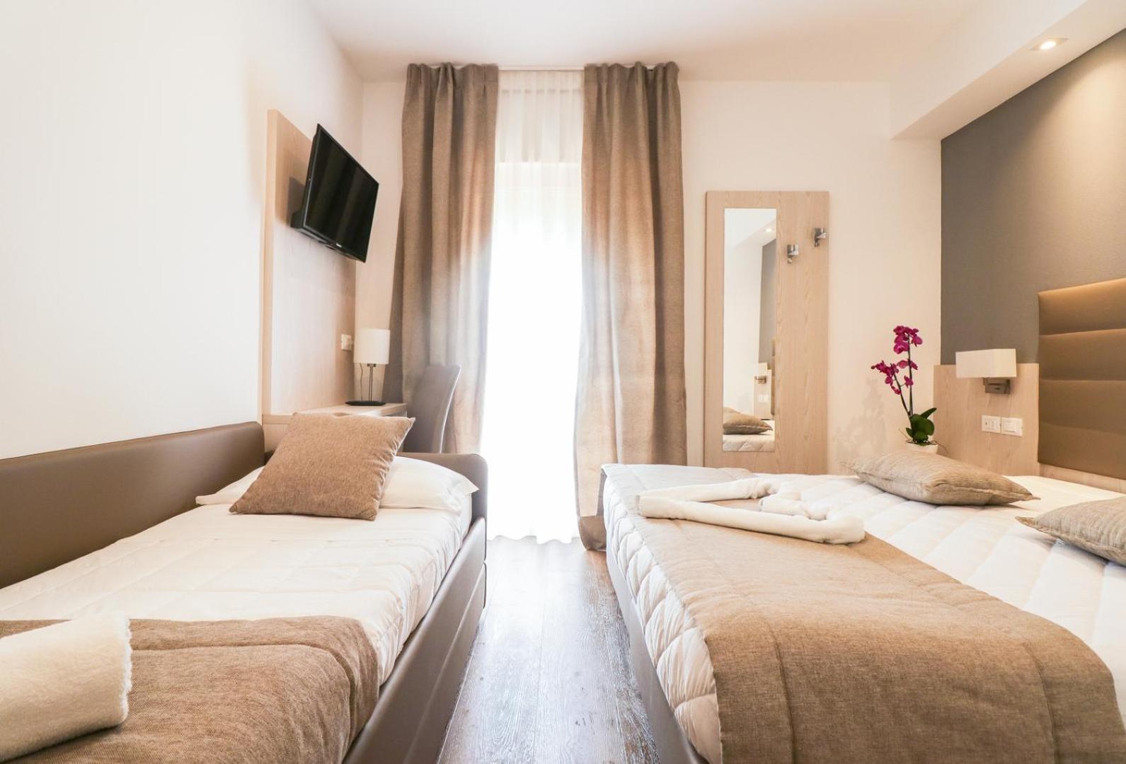 Triple Room with partial sea view photo 1
