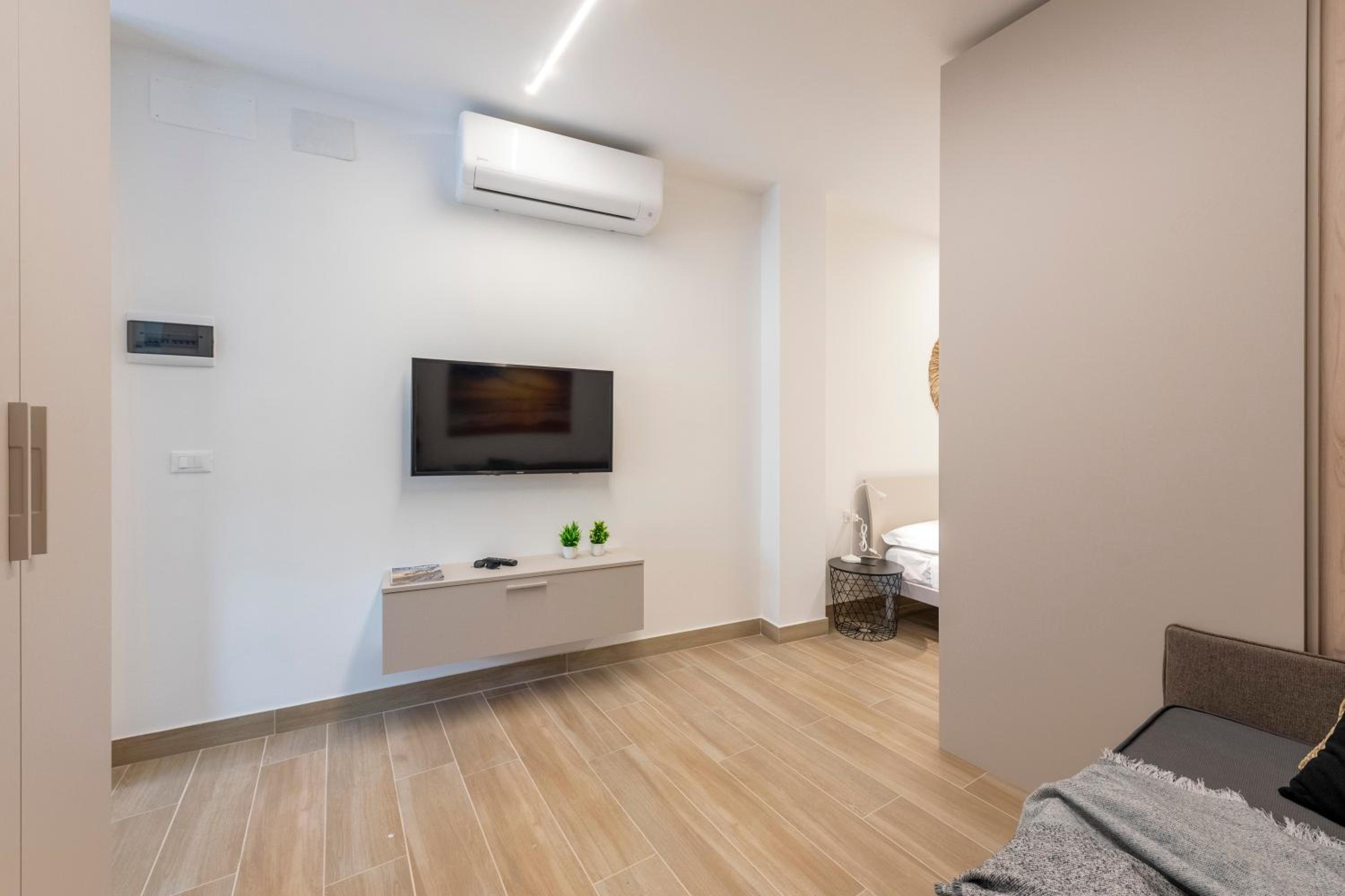 One-Bedroom Apartment photo 2