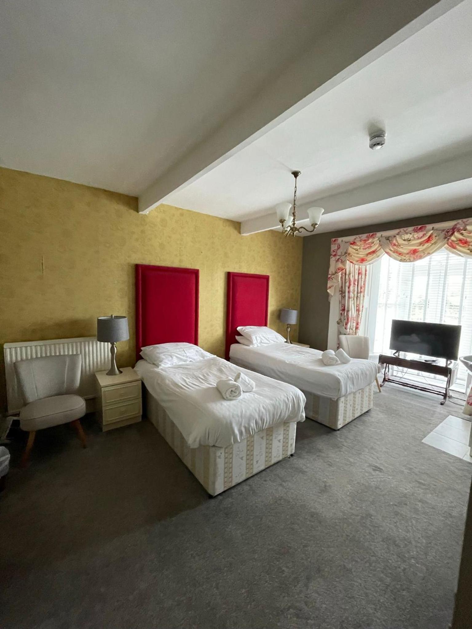 Standard Twin Room - Photo 1