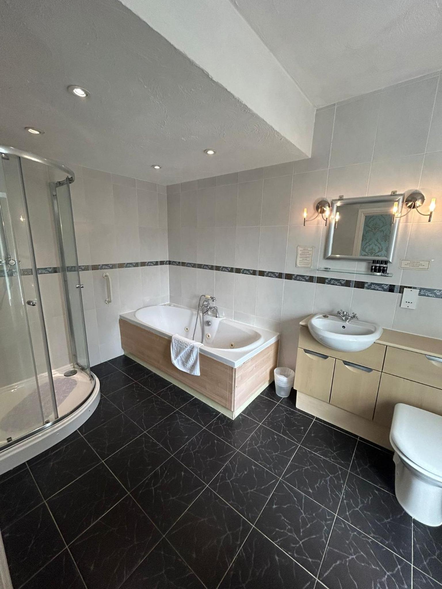 Standard Double Room - Photo 9