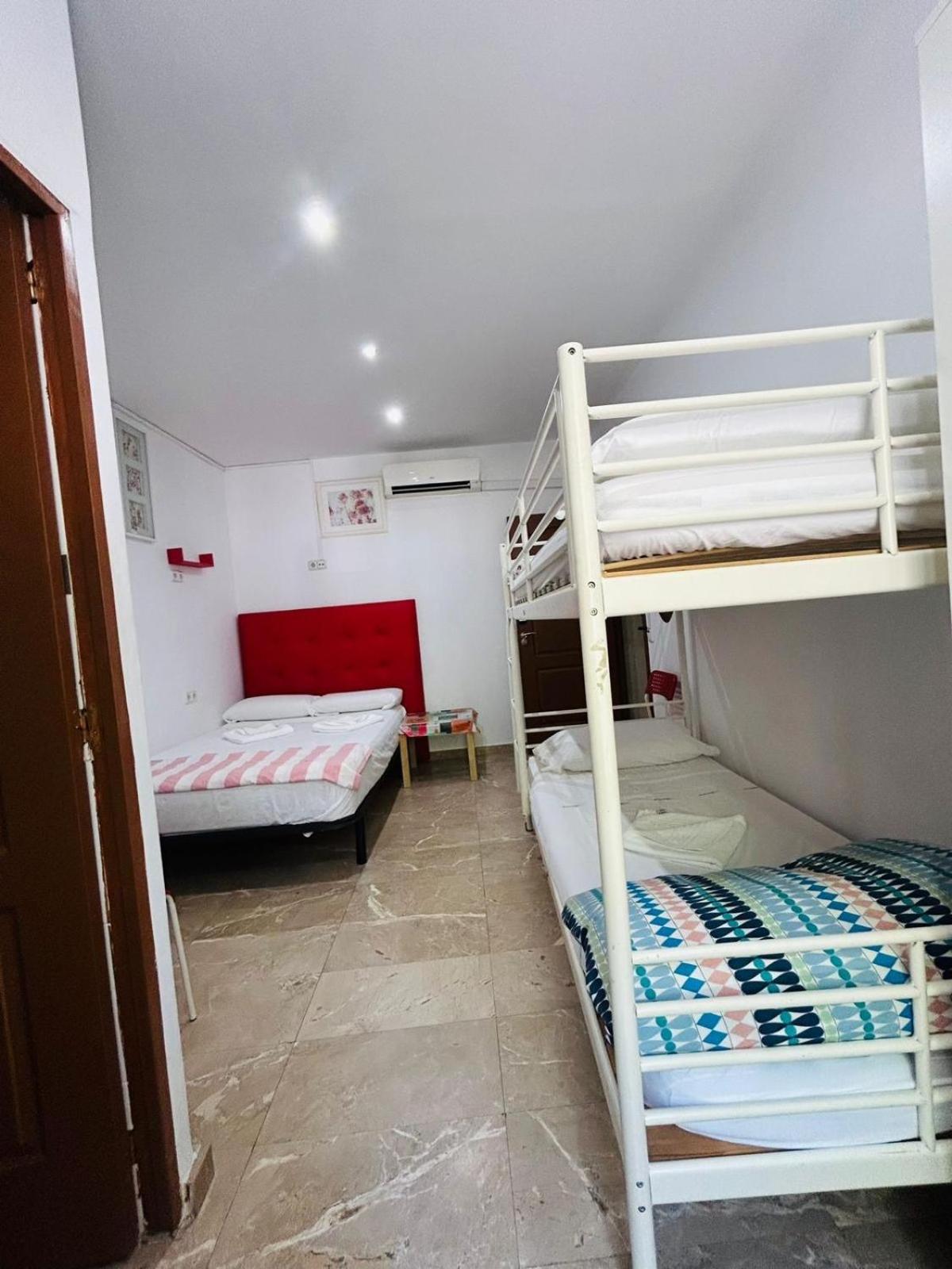 Quadruple Room with Private Bathroom photo 3