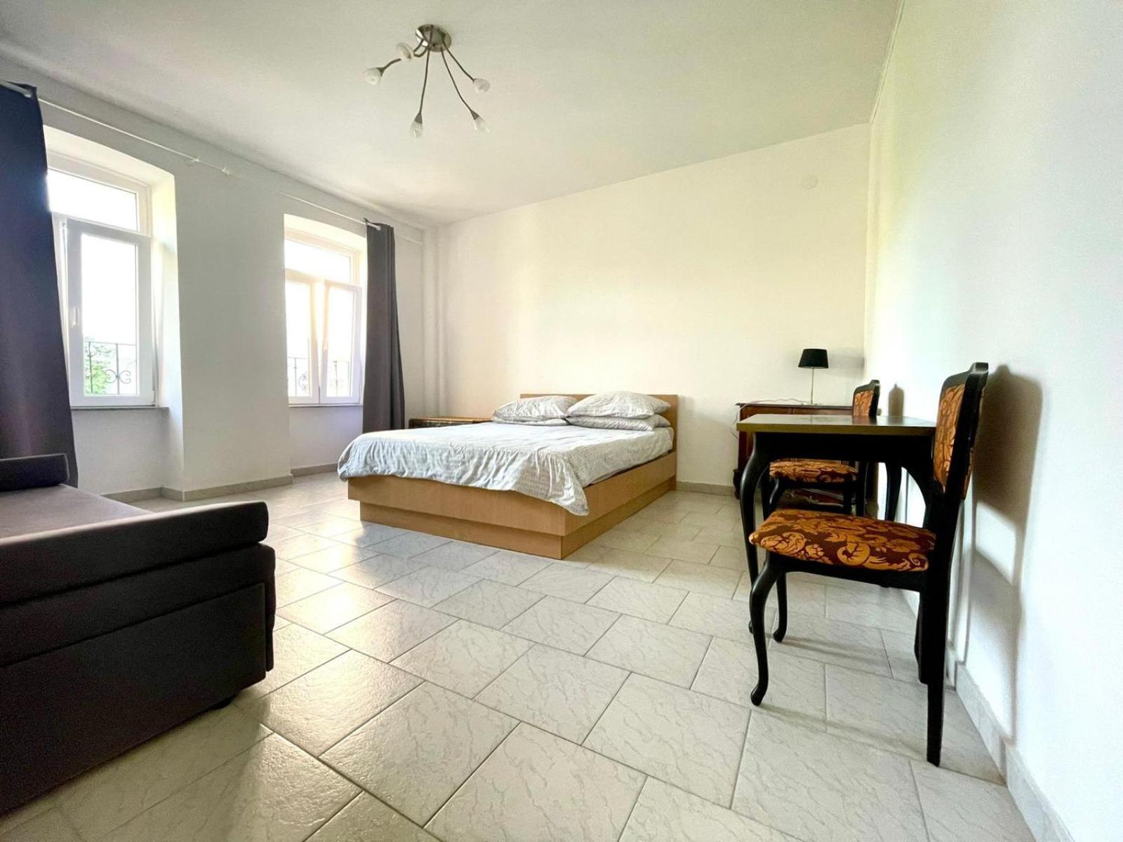 One-Bedroom Apartment photo 2
