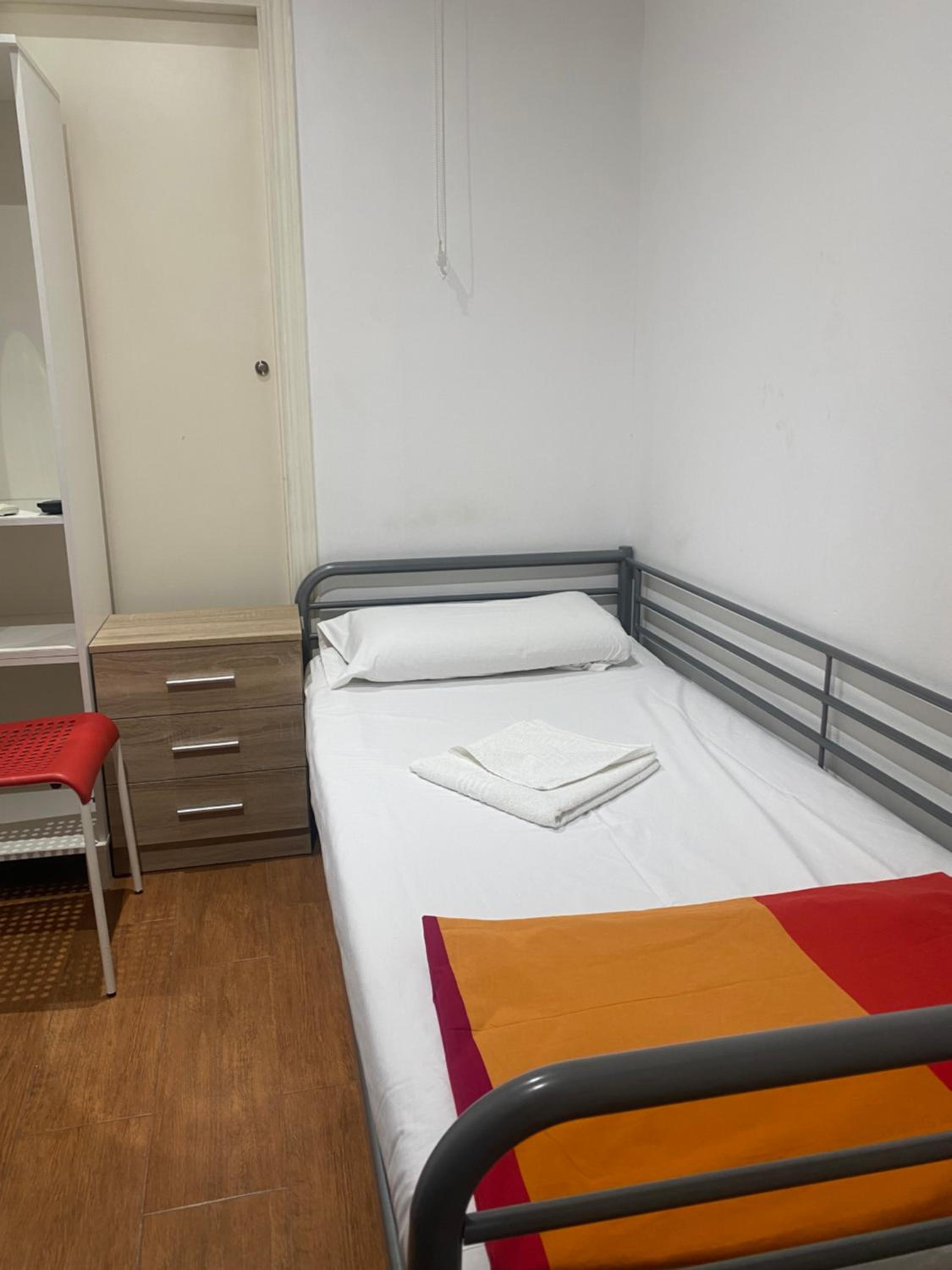 Single Room with Shared Shower and Toilet photo 2