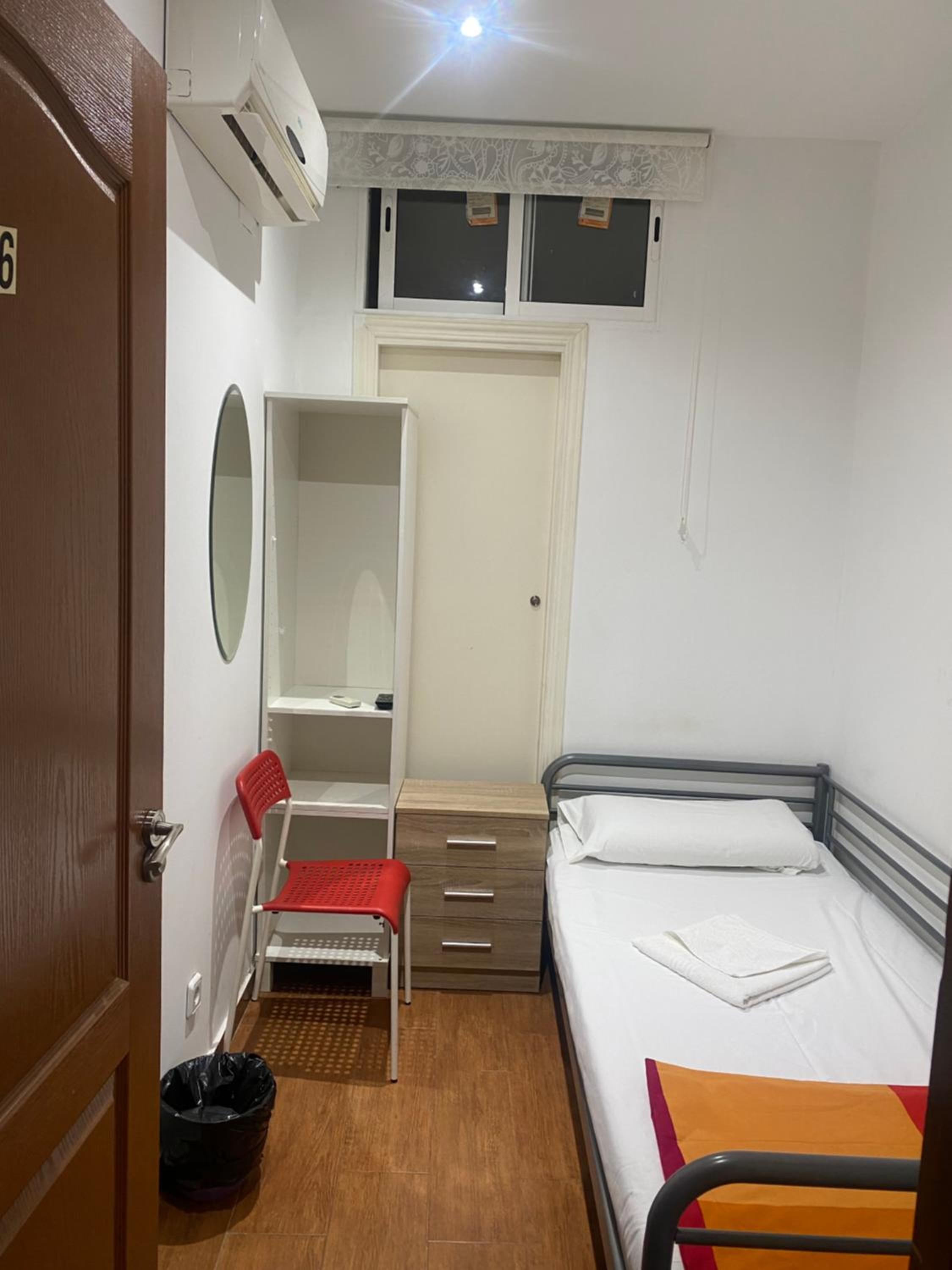 Habitación Individual con Baño y Aseo Compartidos