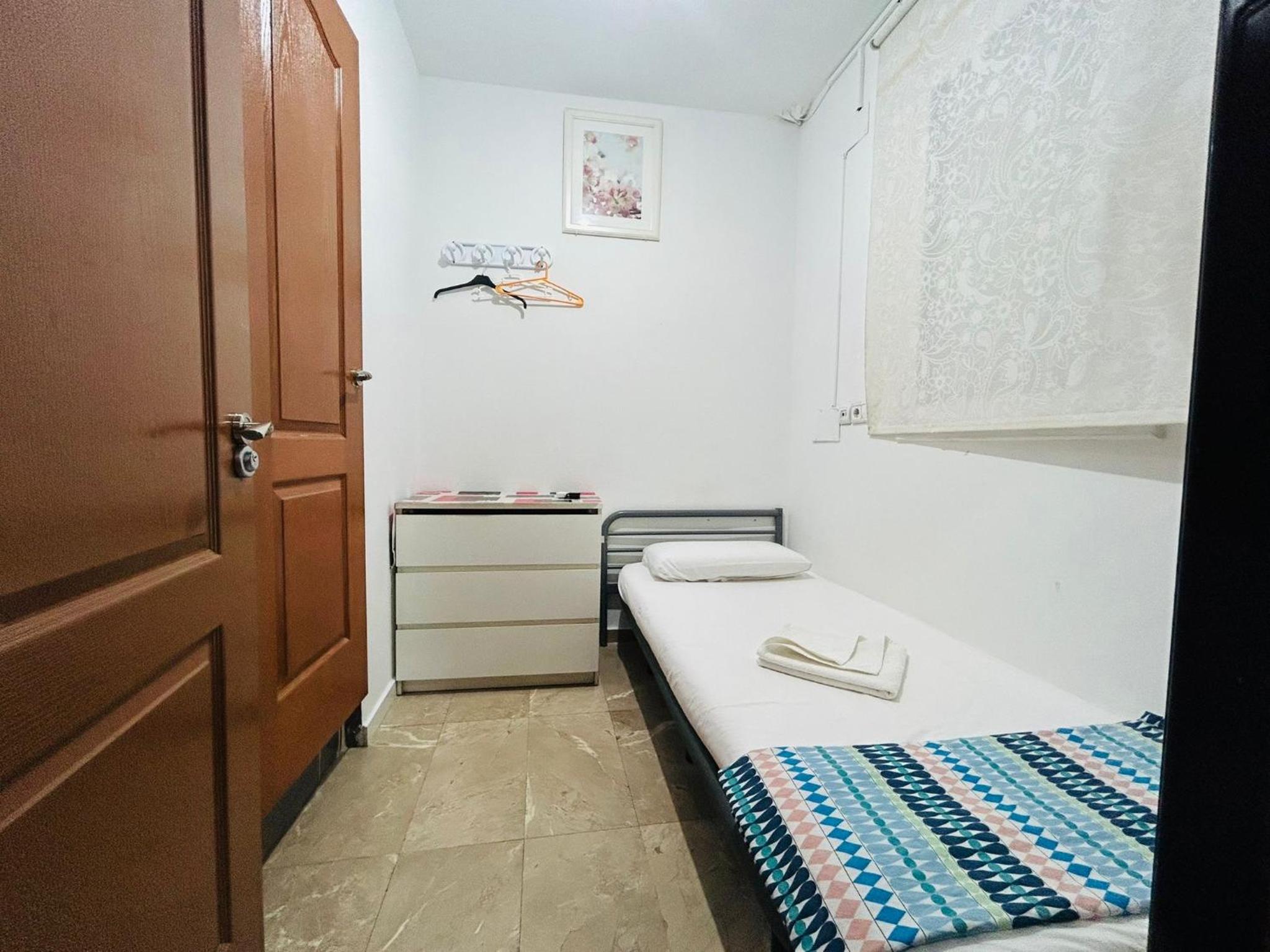 Single Room with Shared Shower and Toilet photo 3