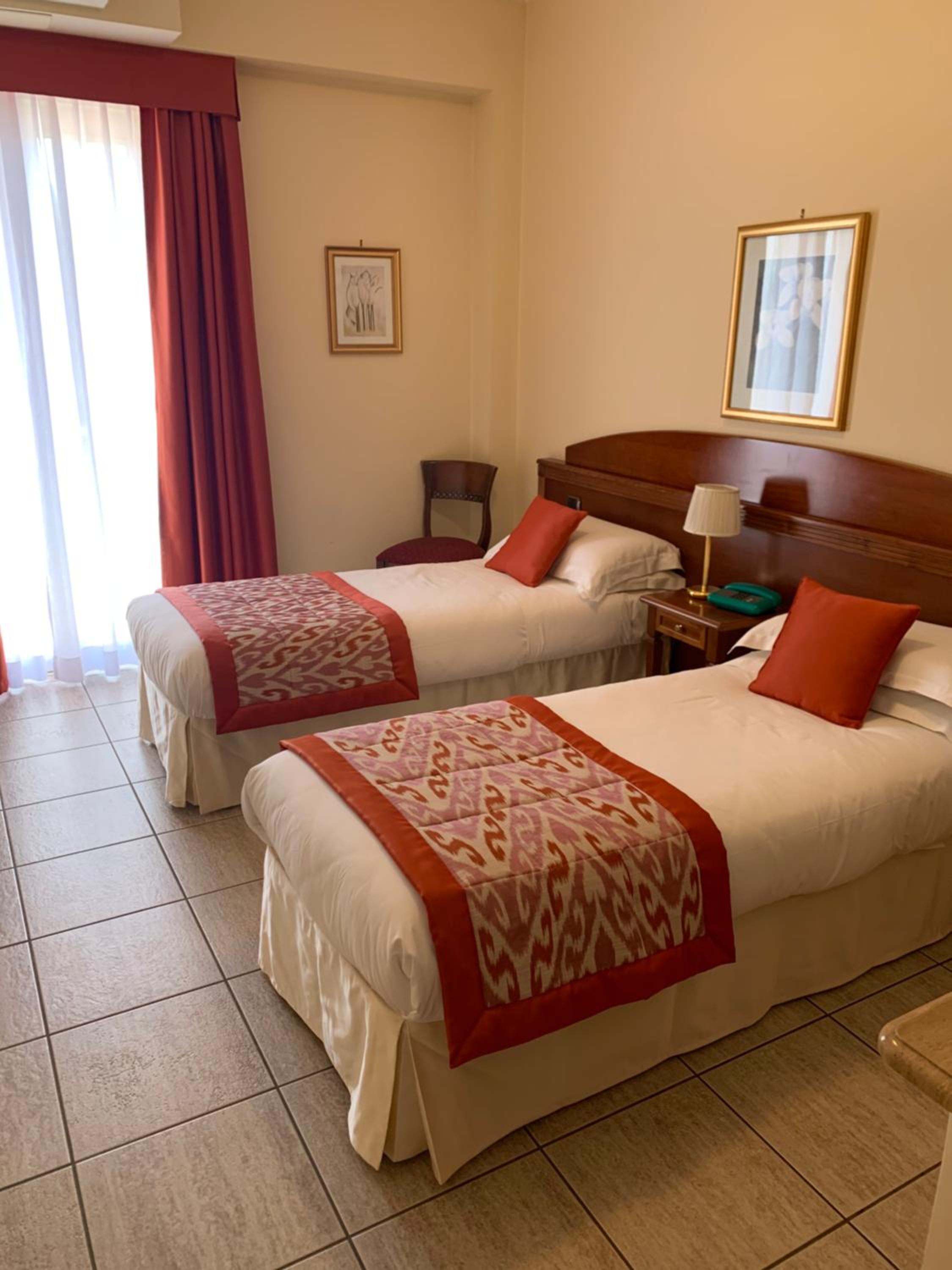 Twin Room - Photo 3