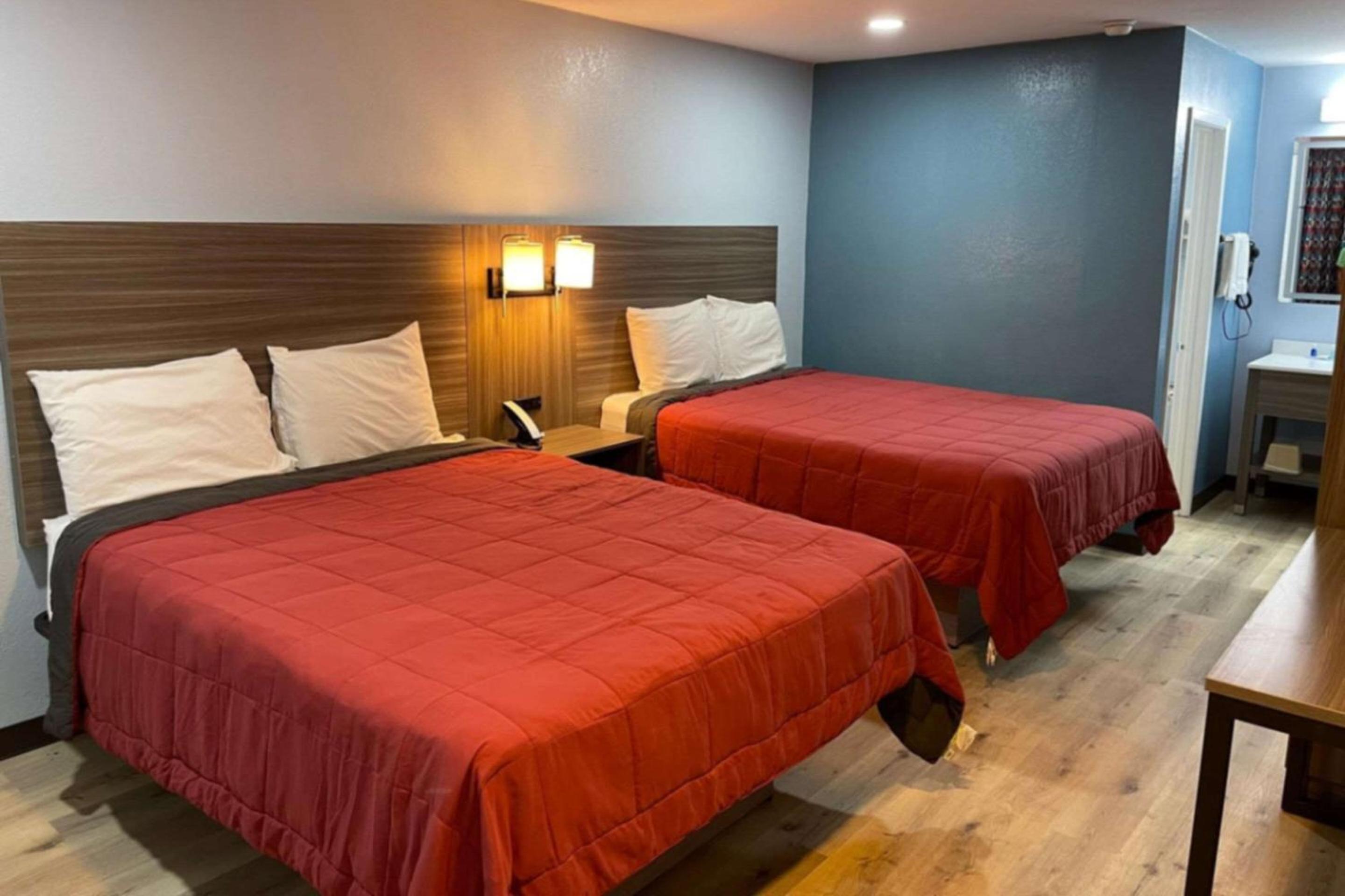 4 Queen Beds - Non Smoking photo 1