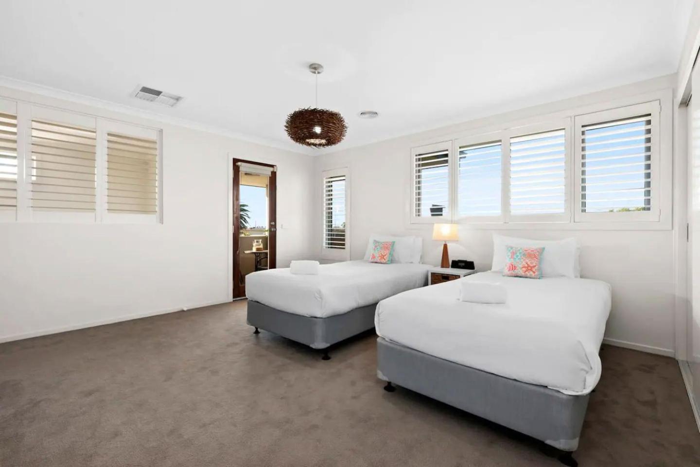 Five-Bedroom House photo 1