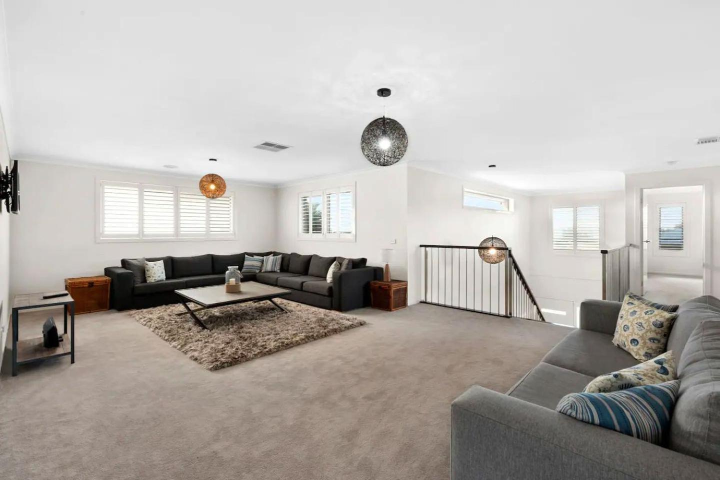 Five-Bedroom House photo 2