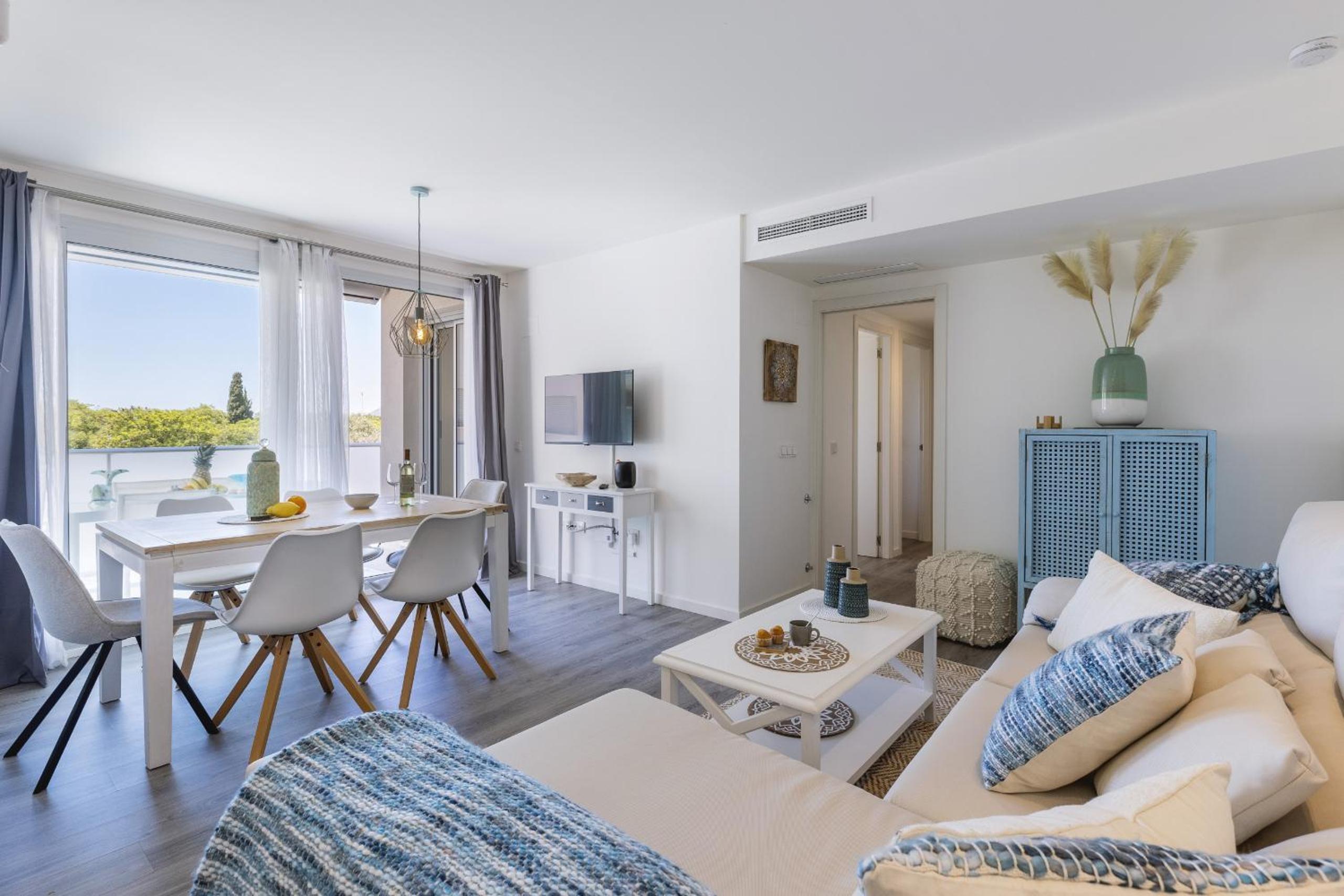Apartamento de tres habitaciones con balcón