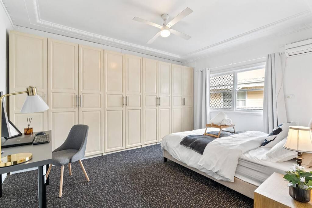 Six-Bedroom House photo 3