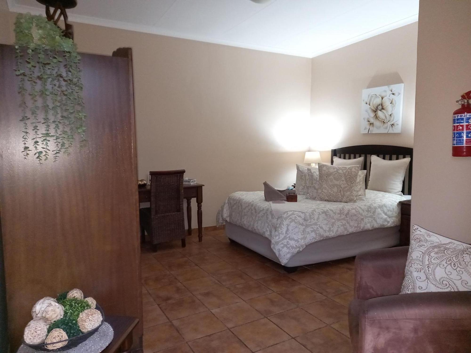Deluxe Double Room with Shower - Photo 8