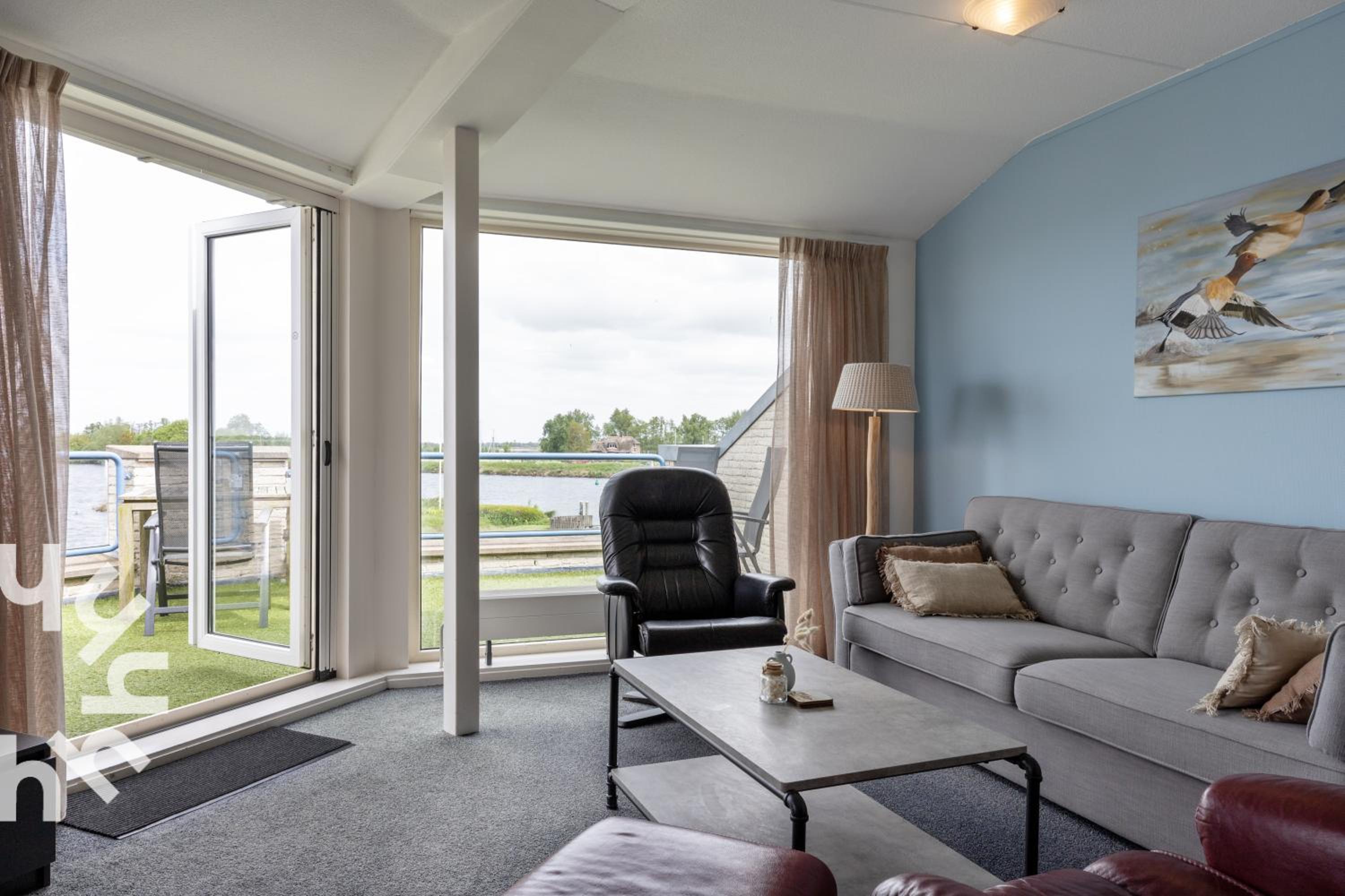 Apartment with Lake View photo 2