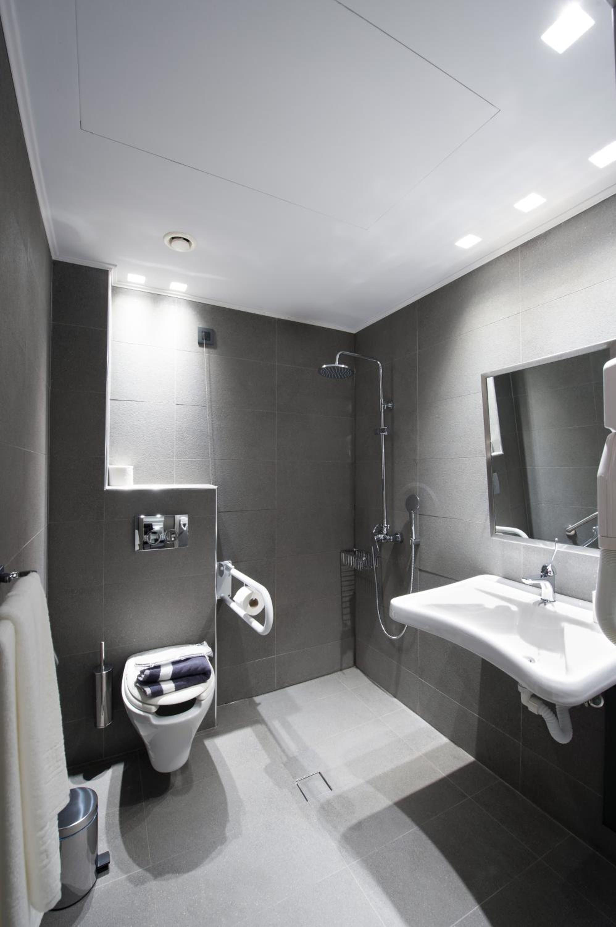 Double or Twin Room - Photo 4