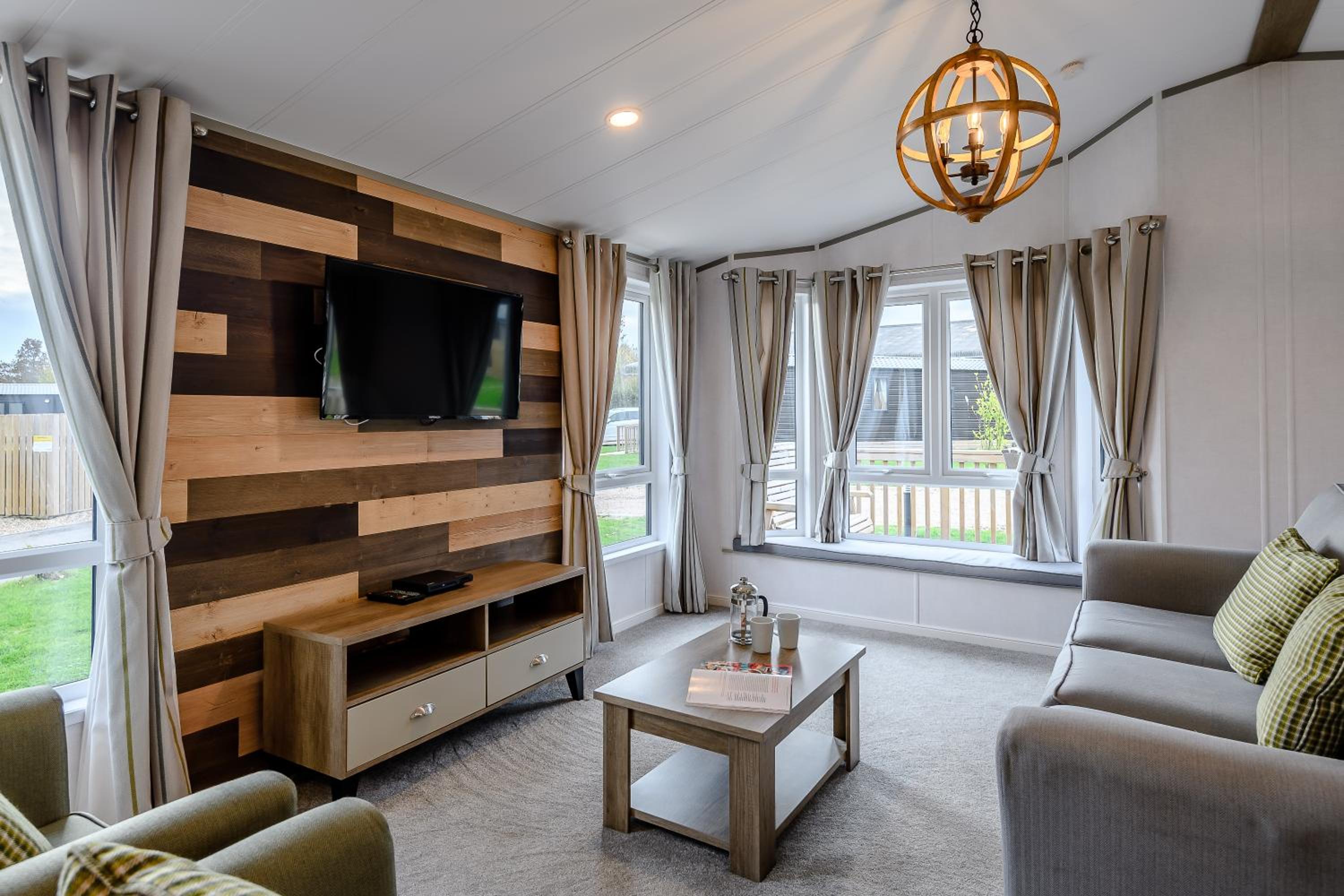 Three-Bedroom Lodge with Hot Tub - Non-Smoking