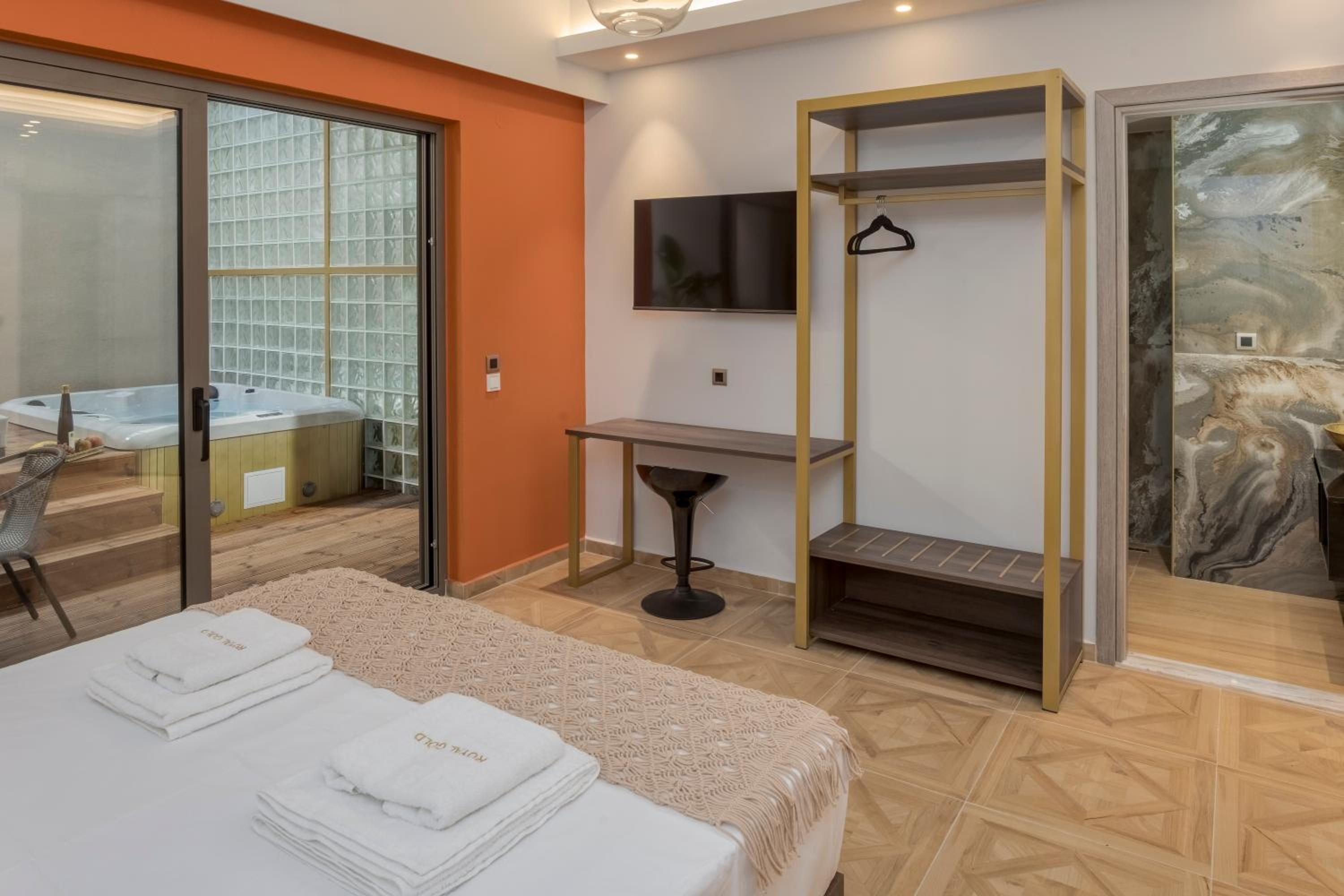 Narang Suite with Jacuzzi photo 1