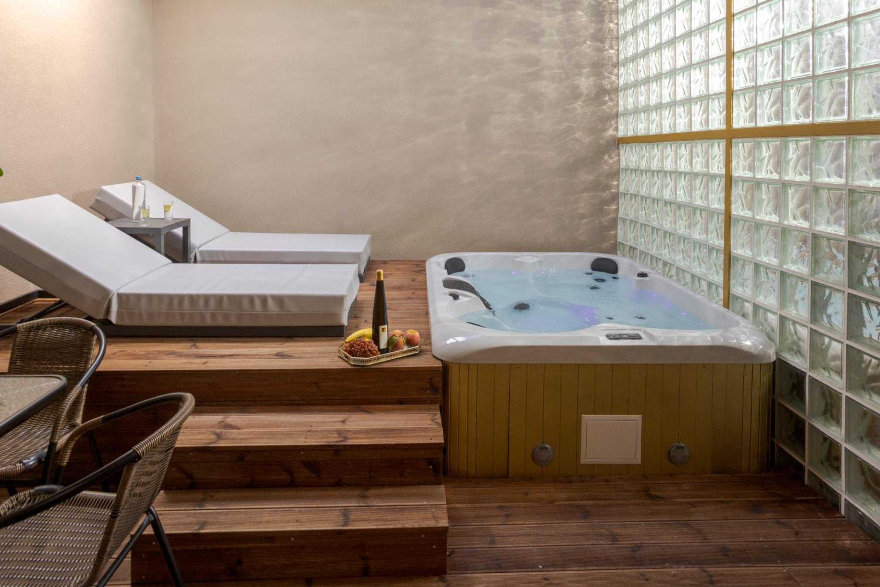 Narang Suite with Jacuzzi photo 3