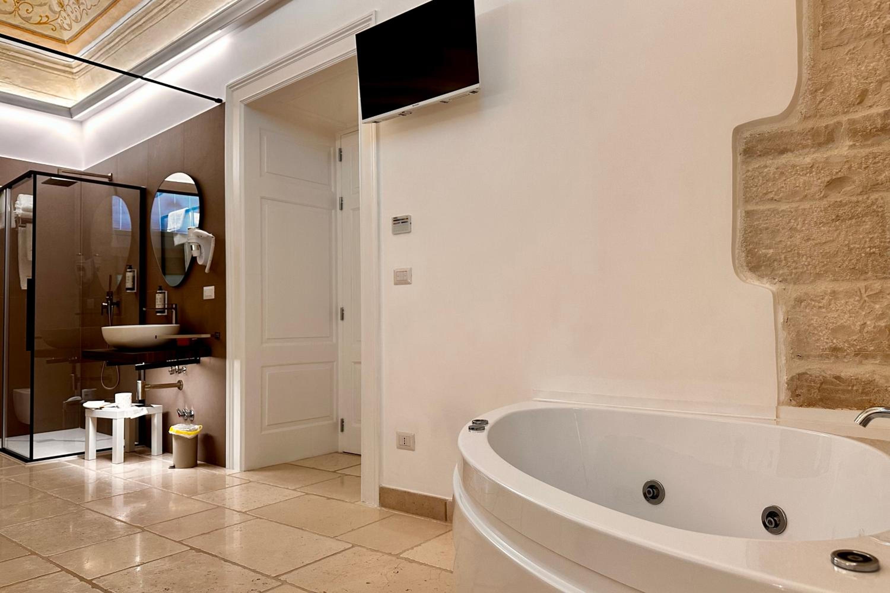 Queen Room with Spa Bath photo 2
