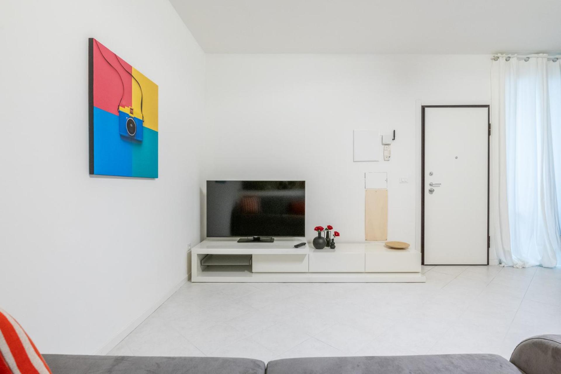 One-Bedroom Apartment photo 1
