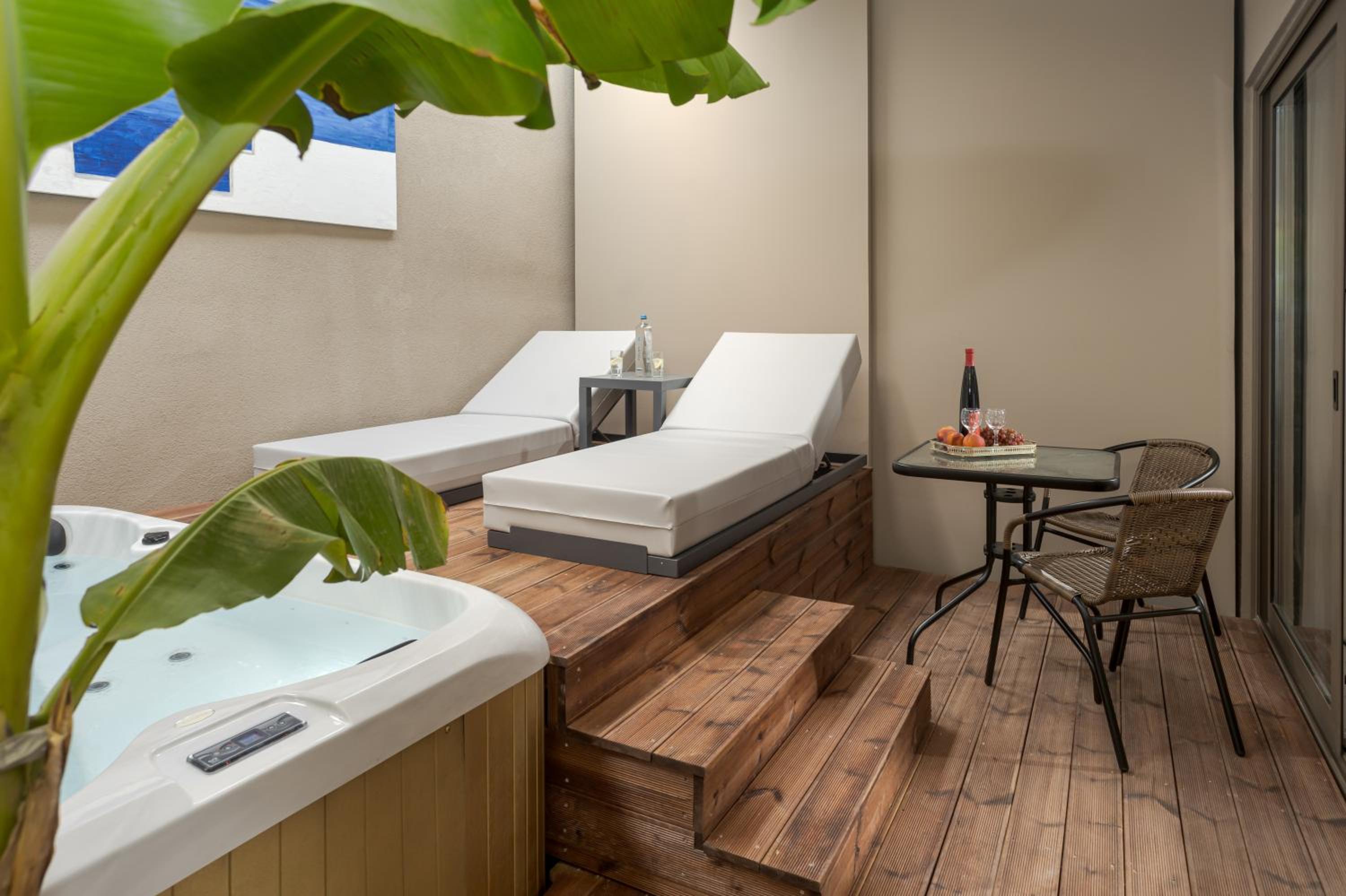Iris Suite with Jacuzzi photo 3