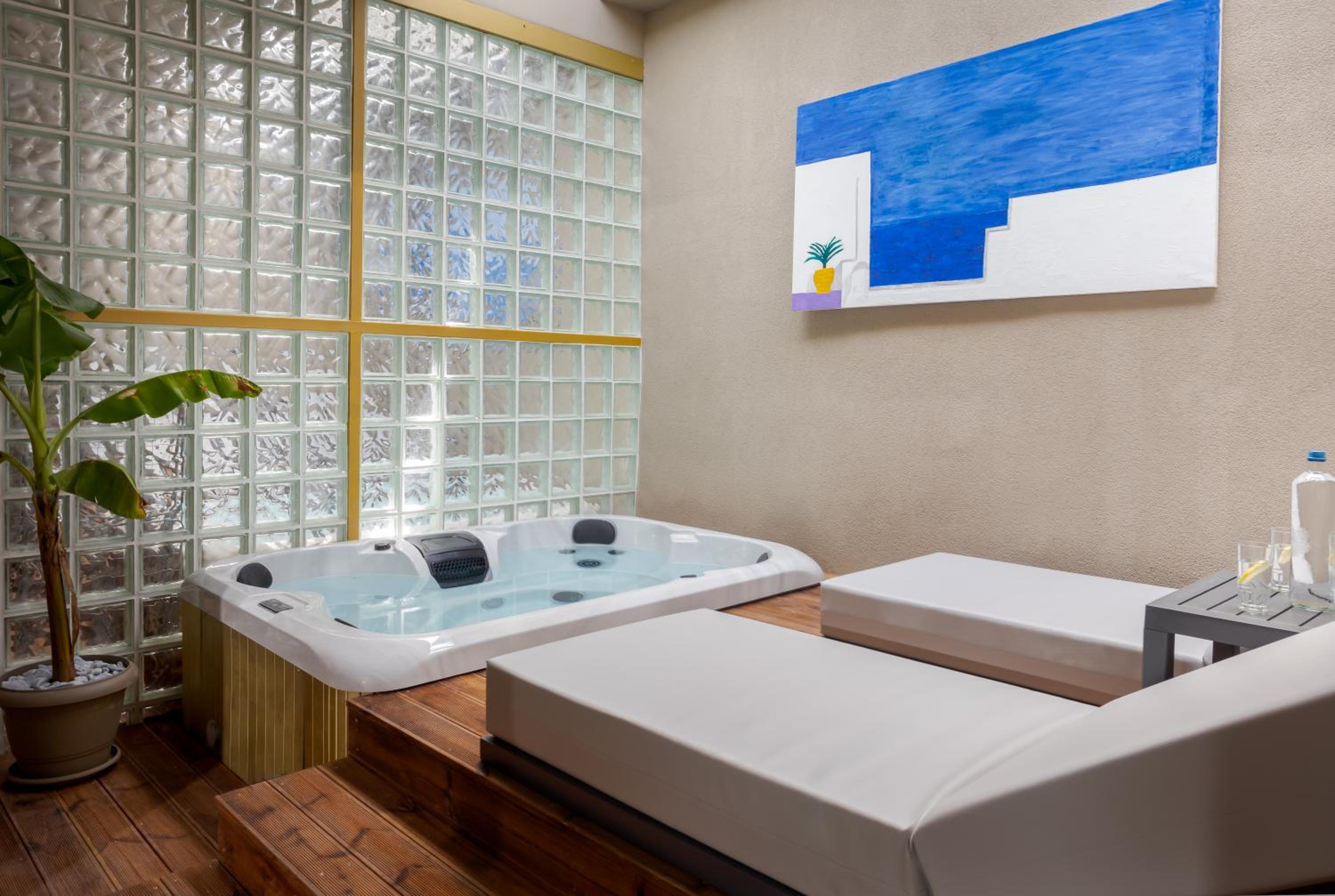 Narang Suite with Jacuzzi photo 2