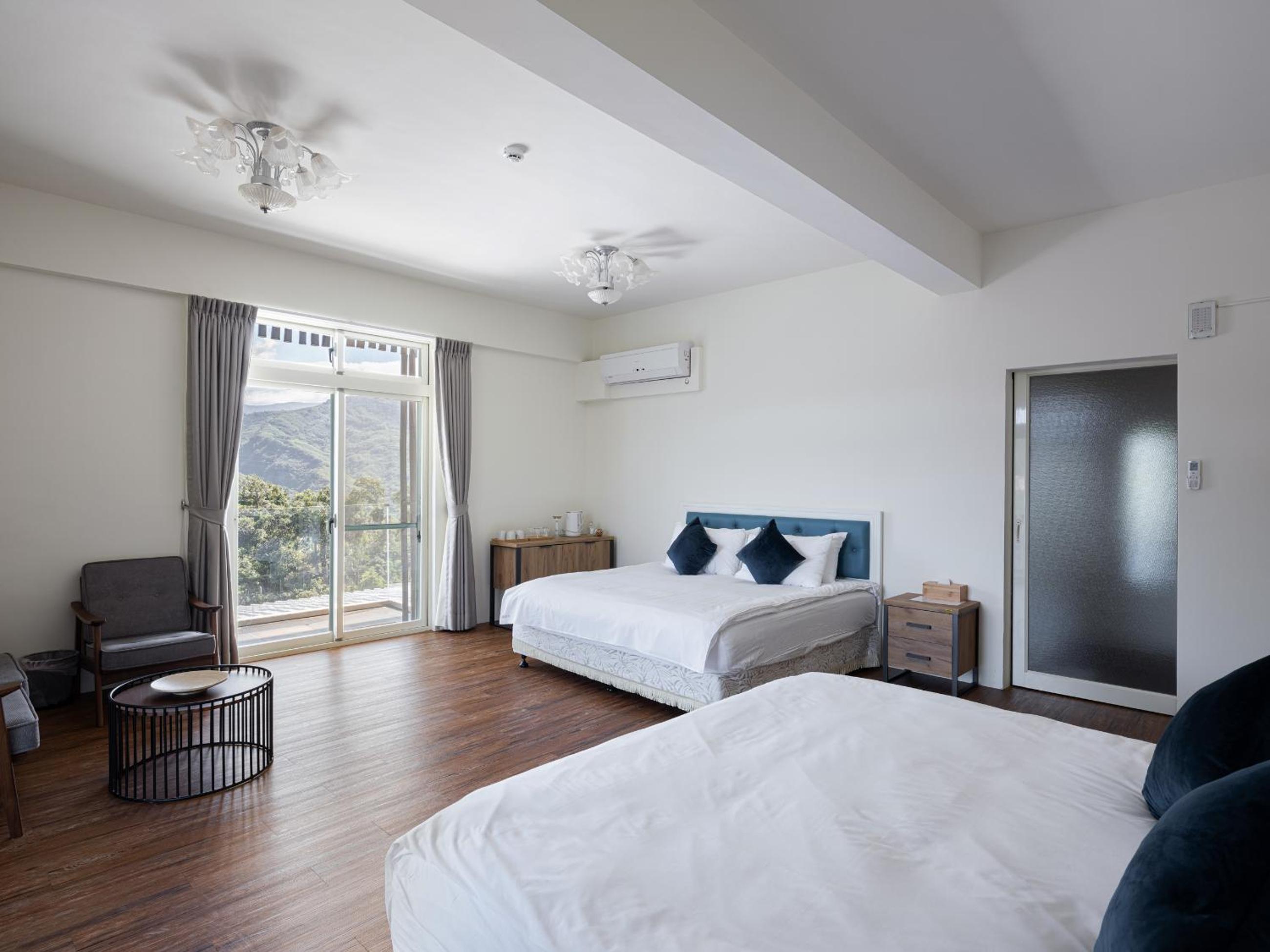 Quadruple Room with Lake View photo 2