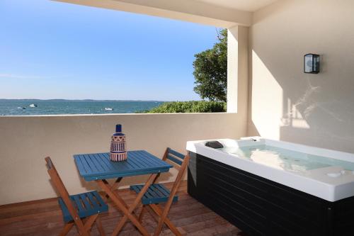 Suite with Hot Tub photo 3