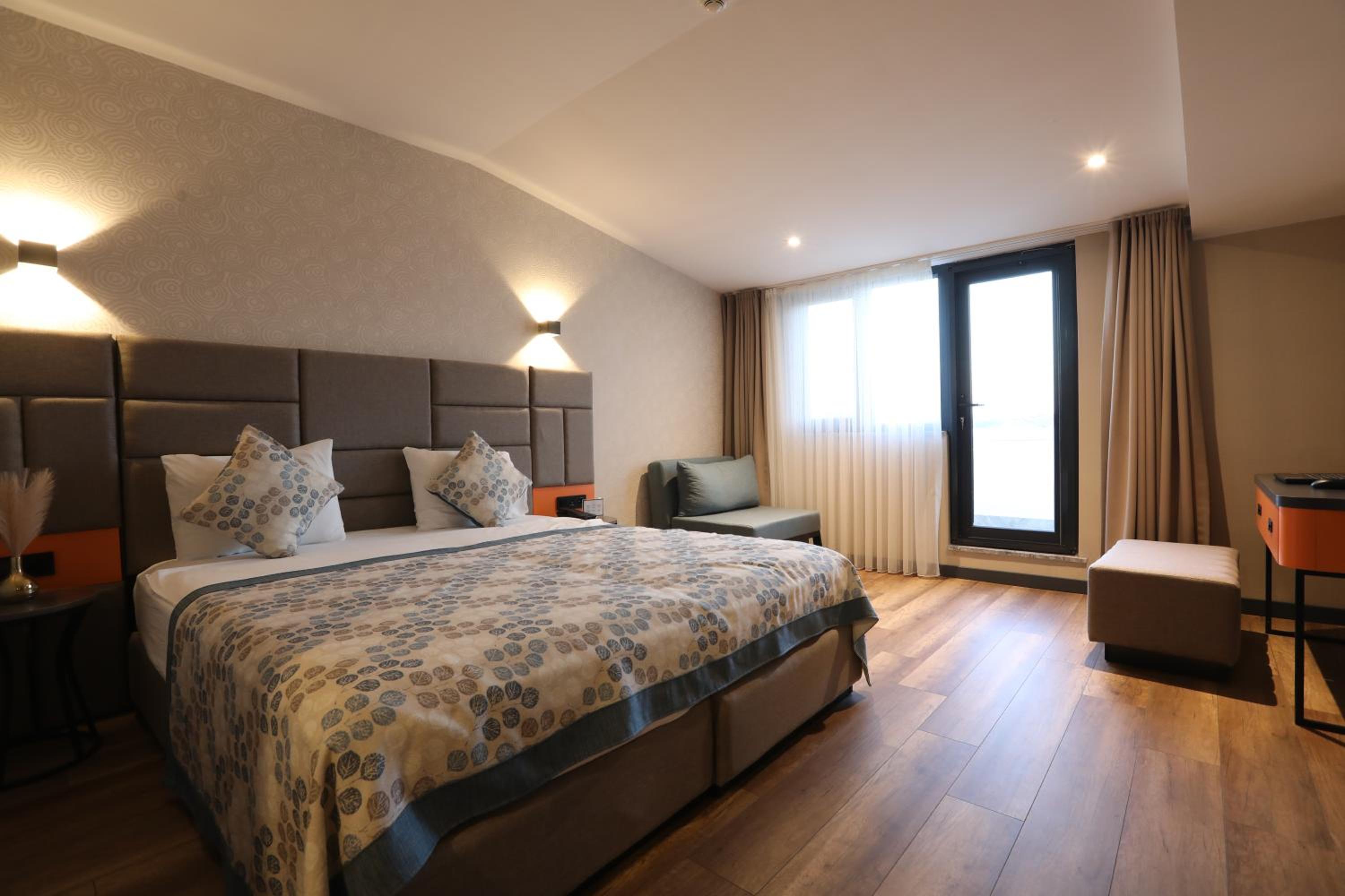 Double Room with Balcony - Photo 3
